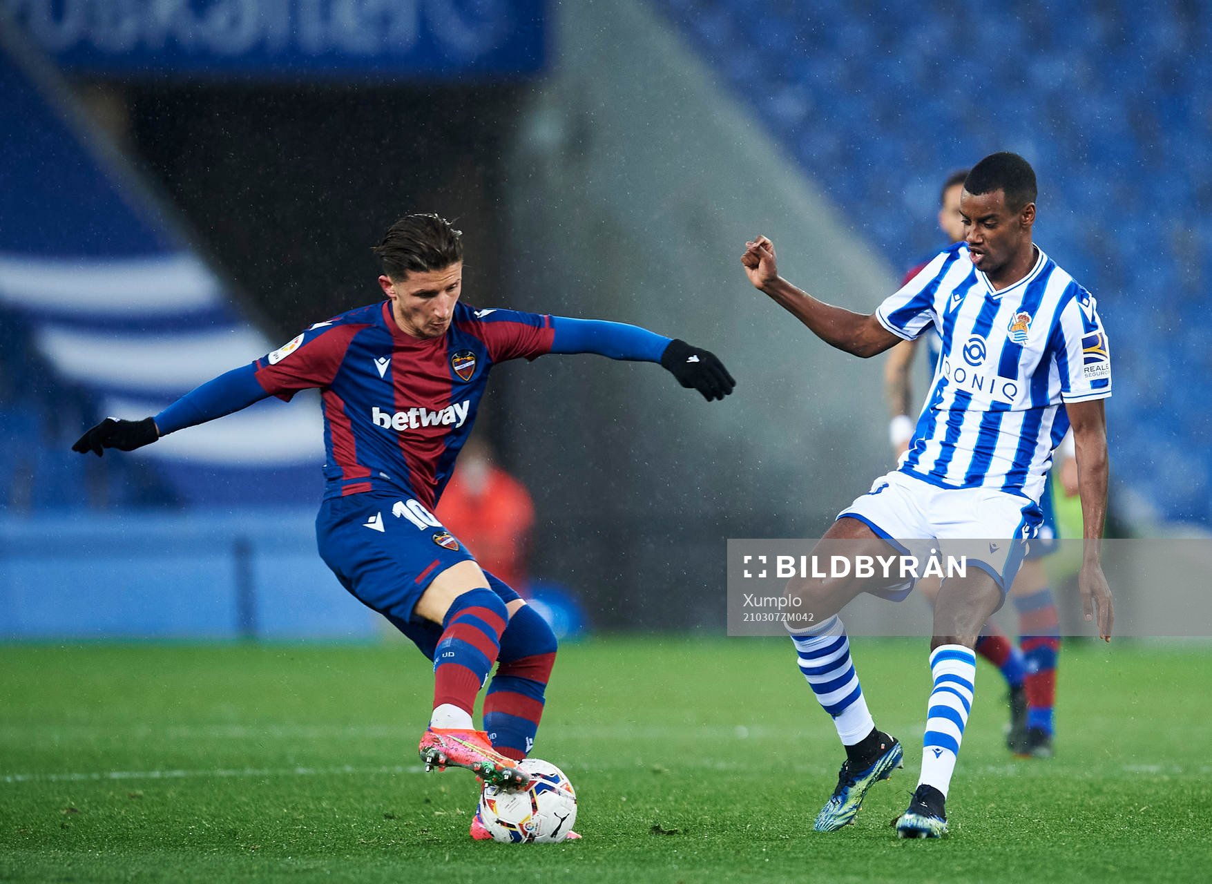 Alexander Isak of Real Sociedad duels for the ball with
