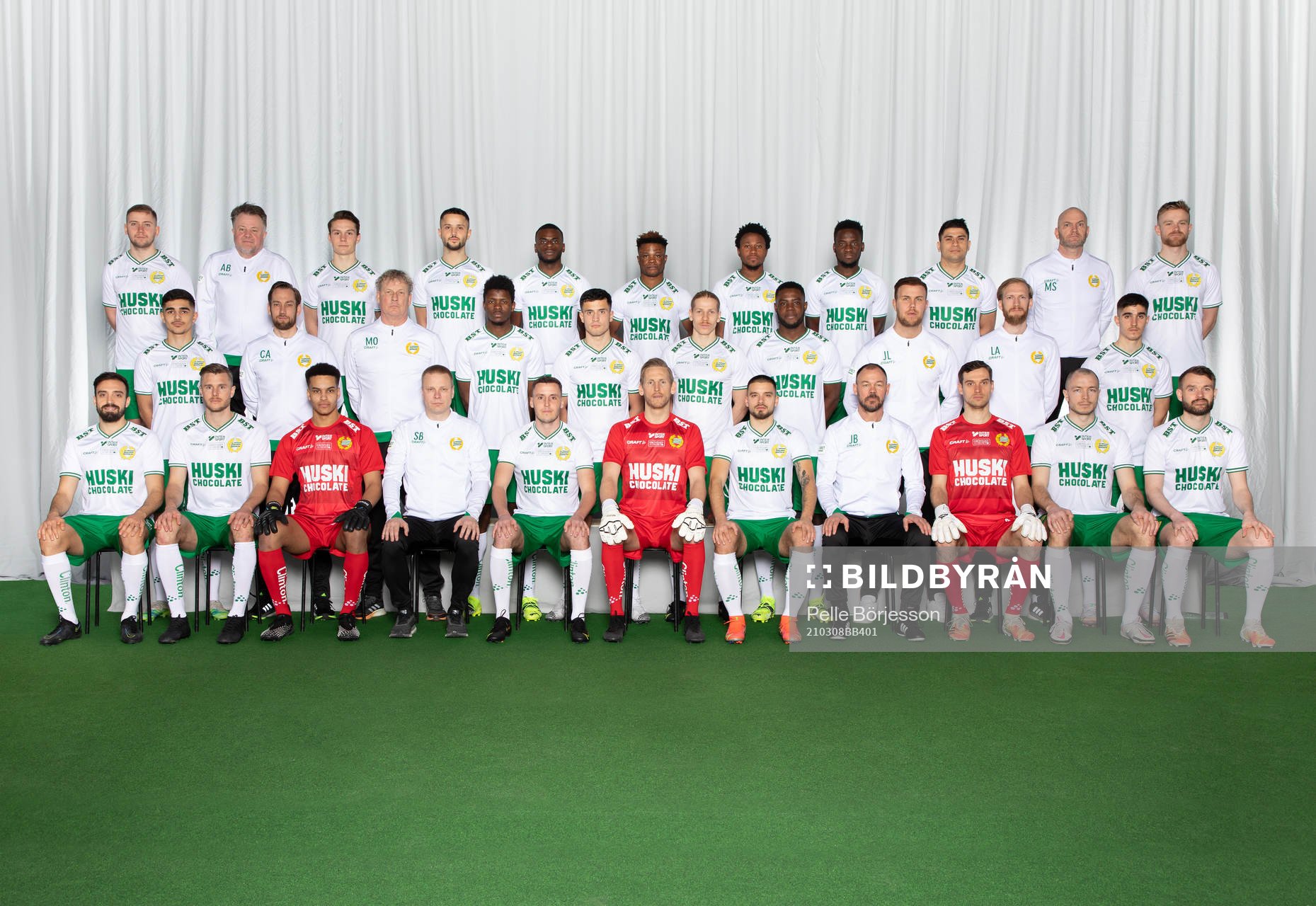 Hammarby poserar för en lagbild den 8 mars 2021 i Stockholm. Bakre ledet från vänster: Darijan Bojanic, materialförvaltare Anders Bitén, Axel Sjöberg, Mohanad Jeahze, Filston Mawana, Akinkunmi Amoo, Abdul-Halik Hudu, David Accam, Paulinho de Oliveira, Magnus Svärd, Dennis Widgren. Mittenledet från vänster: Aimar Shar, naprapat Christian Andersson, målvaktstränare Mikael Olsson, Aziz Mohammed Ouattara, Astrit Selmani, Gustav Ludwigson, Loue Bayere Junior, fystränare Jimmy Lidberg, naprapat Ludvig Axelsson, Mayckel Lahdo. Sittande från vänster: Abbe Khalili, Richard Magyar, Oliver Dovin, huvudtränare Stefan Billborn, Jeppe Andersen, David Outsted, Vladimir Rodic, assisterande tränare Joachim Björklund, Davor Blazevic, Jon Gudni Fjóluson, Mads Fenger.