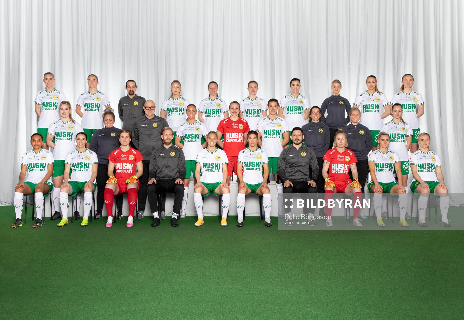 Hammarby poserar för en lagbild den 8 mars 2021 i Stockholm. Bakre ledet från vänster: Elsa Karlsson, Hanna Lundkvist, analytiker Fran Peralta, Jonna Ståhl, June Pedersen, Emilia Larsson, Fanny Hjelm, fysioterapeut Lynn Carlsson, Frida Thörnqvist, Matilda Vinberg. Mittenledet från vänster: Eva Nyström, naprapat Jill Buskas, team manager Johan Fransson, Petronella Ekroth, Anna Tamminen, Nina Jakobsson, läkare Anna Reitberger Marinko, fysioterapeut Mikaela Johansson, Ellen Wangerheim. Sittande från vänster: Madelen Janogy, Helén Eke, Britta Elsert Gynning, assisterande tränare Ludvig Axelsson, Alice Carlsson, Hanna Folkesson, huvudtränare Pablo Pinones-Arce, Jonna Andersson, Emma Jansson, Ellen Gibson.