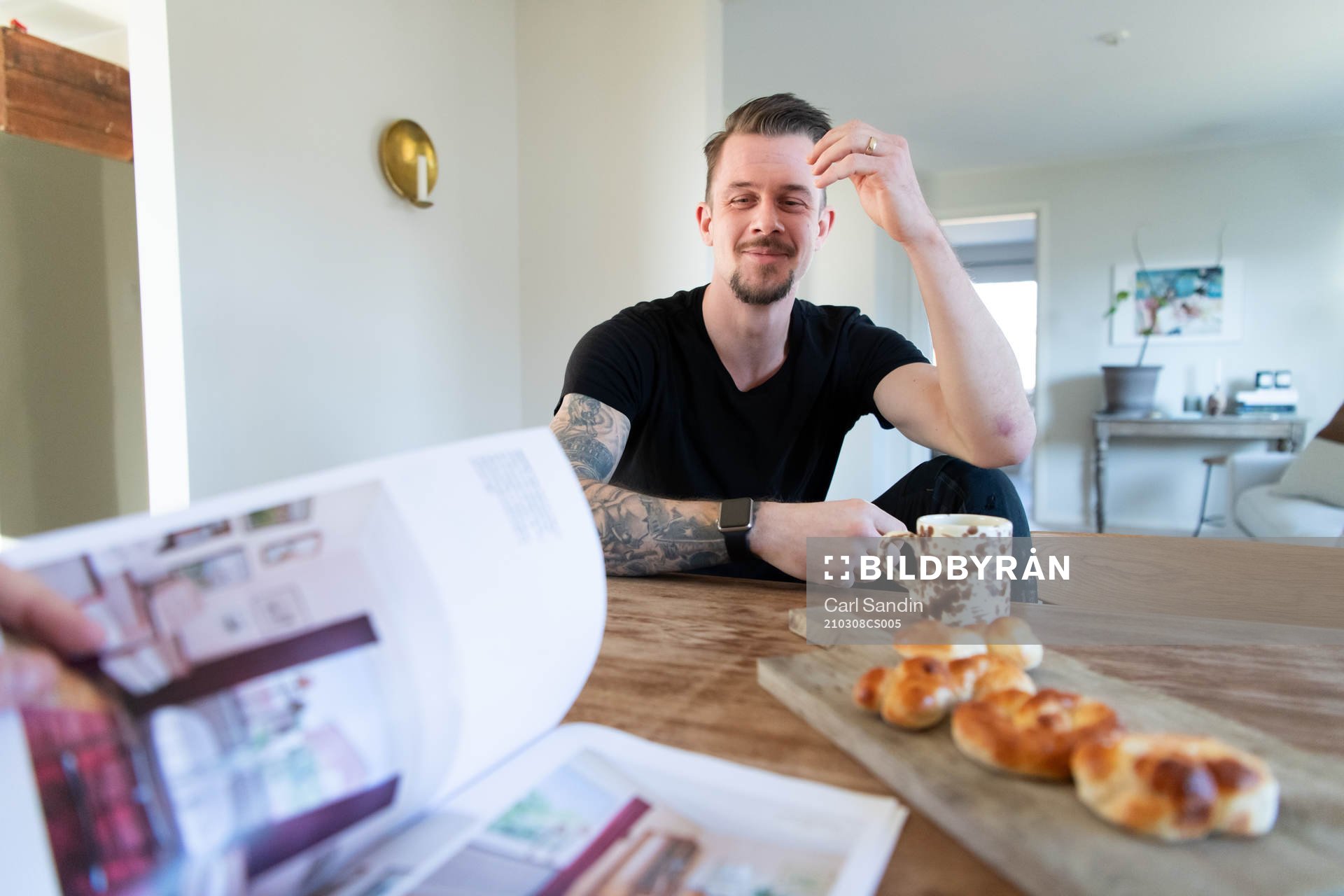 F.d fotbollsmålvakten Erik Dahlin visar i prospektet hur