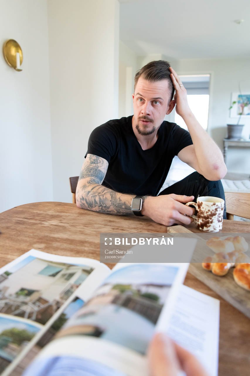 F.d fotbollsmålvakten Erik Dahlin visar i prospektet hur