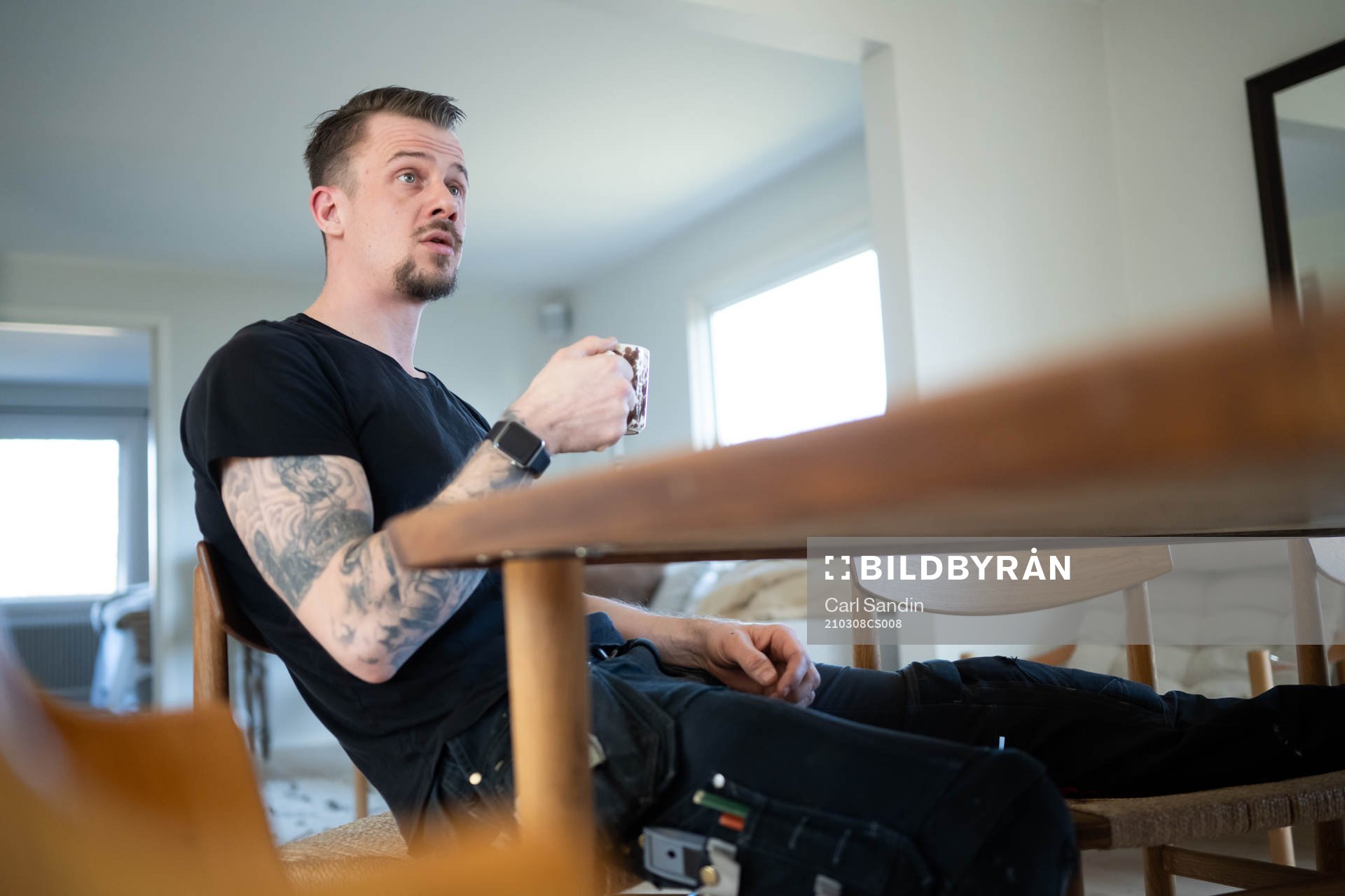 F.d fotbollsmålvakten Erik Dahlin blir intervjuad i sitt