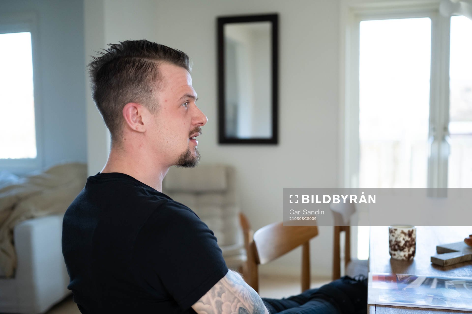 F.d fotbollsmålvakten Erik Dahlin blir intervjuad i sitt