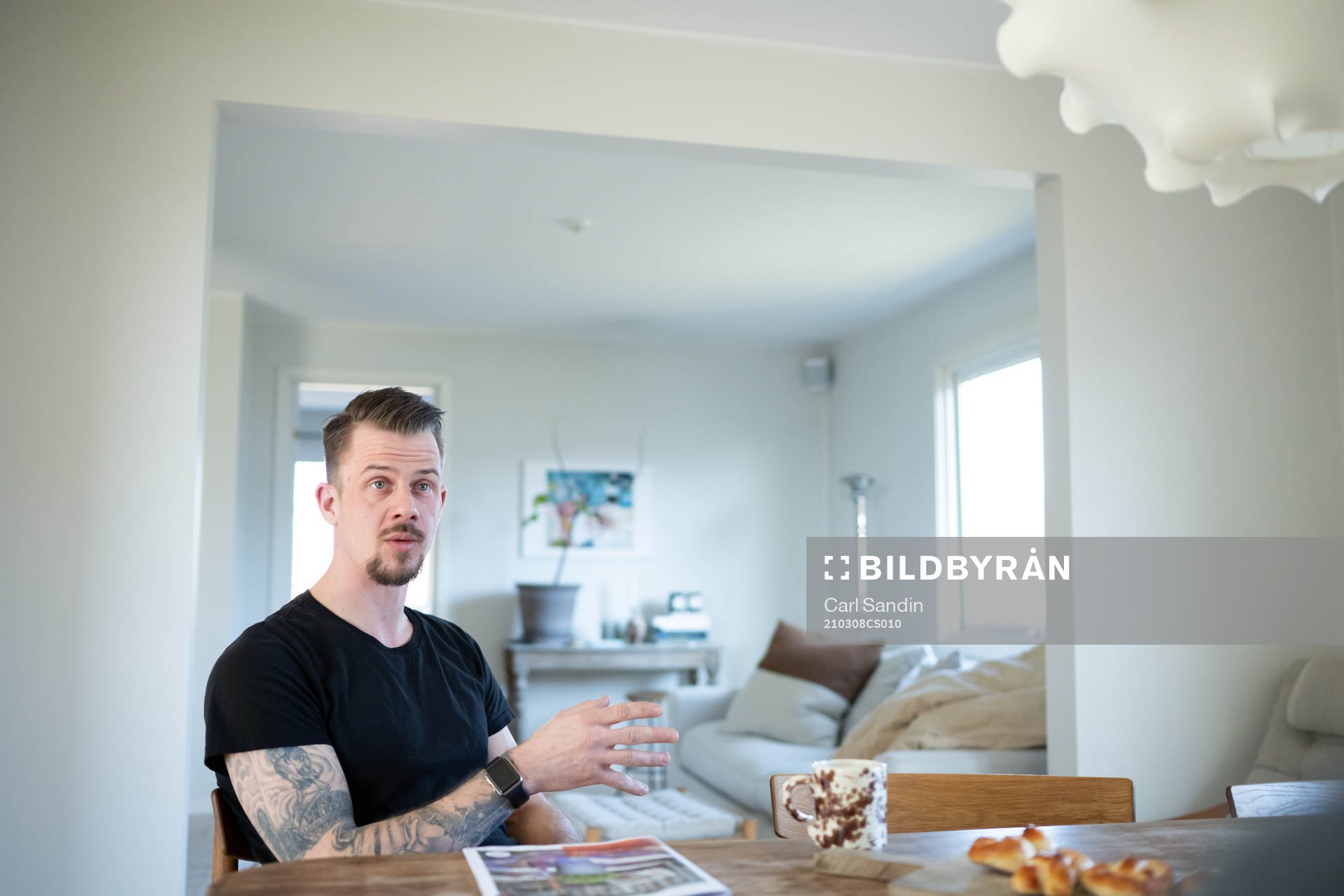 F.d fotbollsmålvakten Erik Dahlin blir intervjuad i sitt