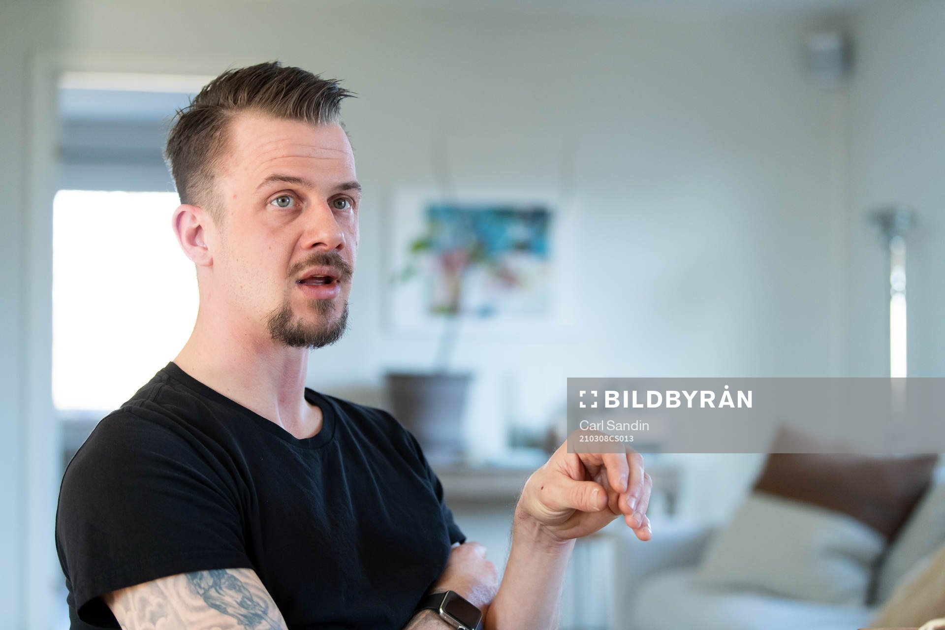 F.d fotbollsmålvakten Erik Dahlin blir intervjuad i sitt