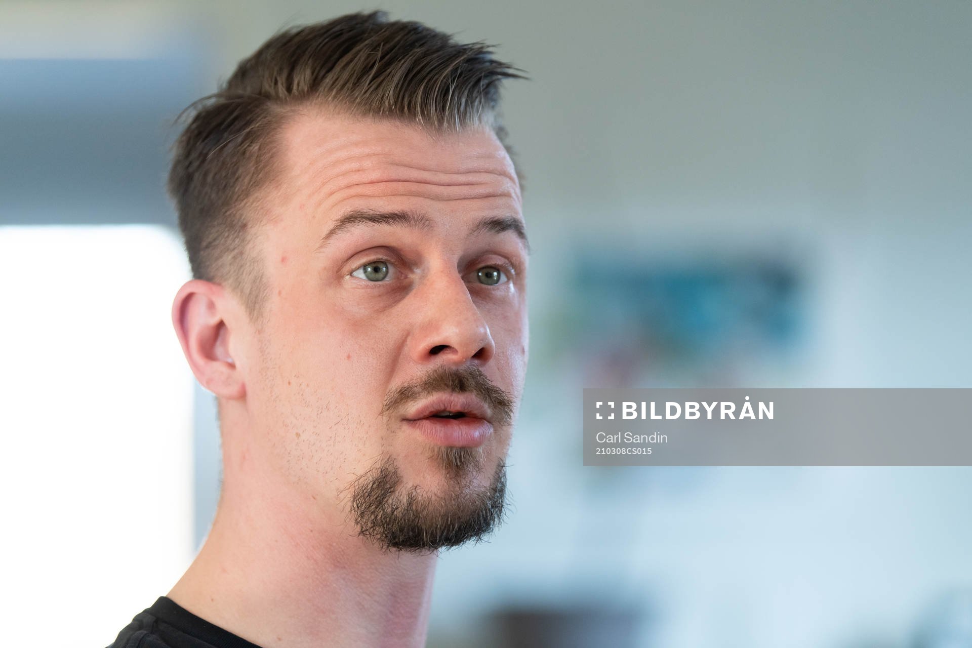 F.d fotbollsmålvakten Erik Dahlin blir intervjuad i sitt