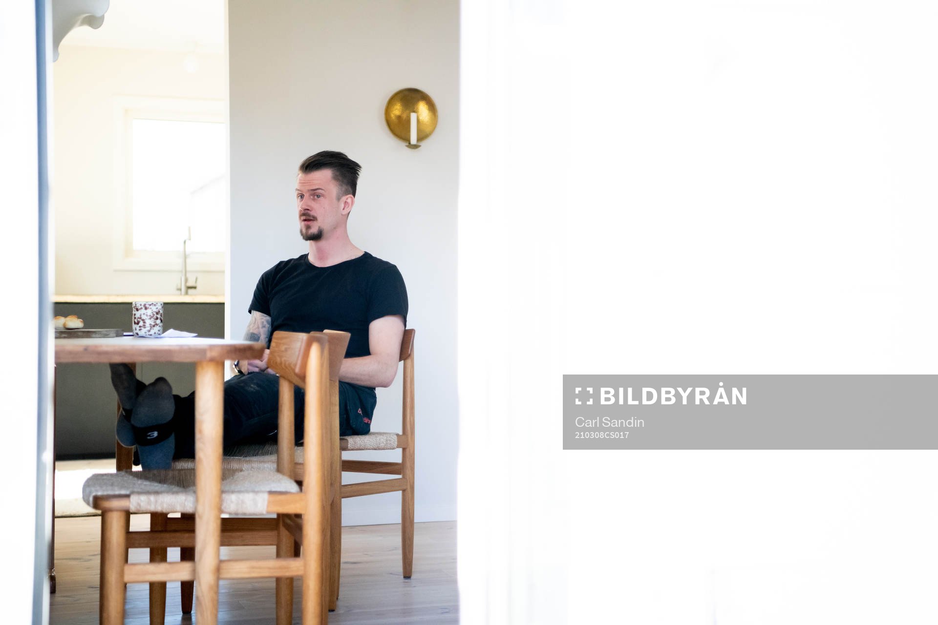 F.d fotbollsmålvakten Erik Dahlin blir intervjuad i sitt