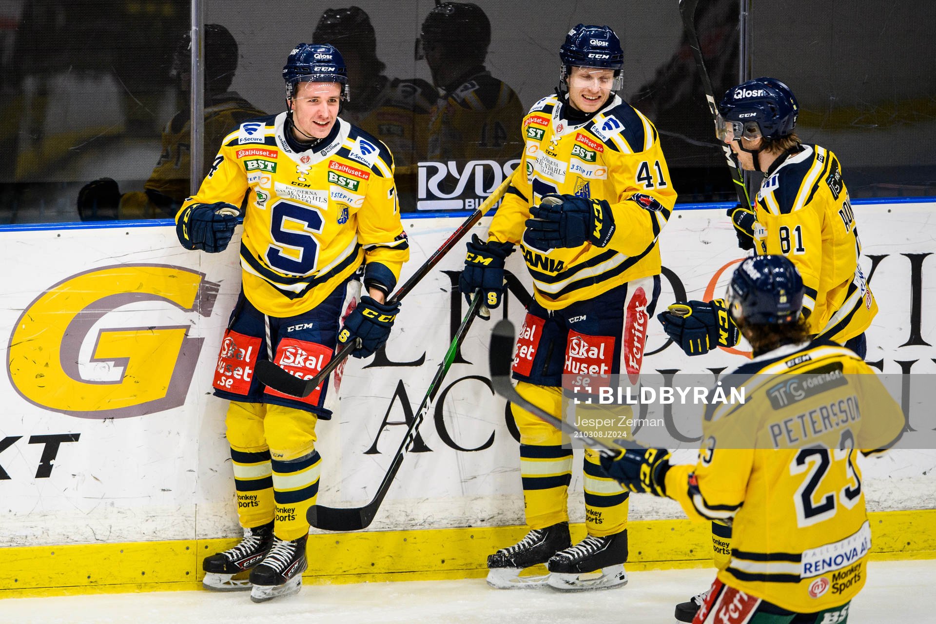 Södertäljes Rasmus Kahilainen (v) jublar