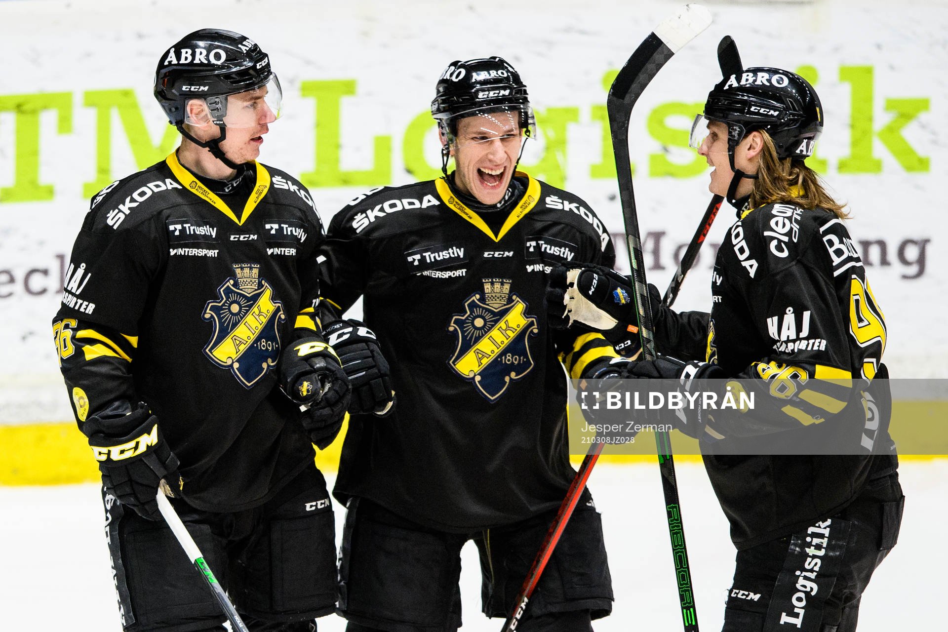 s Anton Holm (v) jublar med Fredric Weigel och Anton