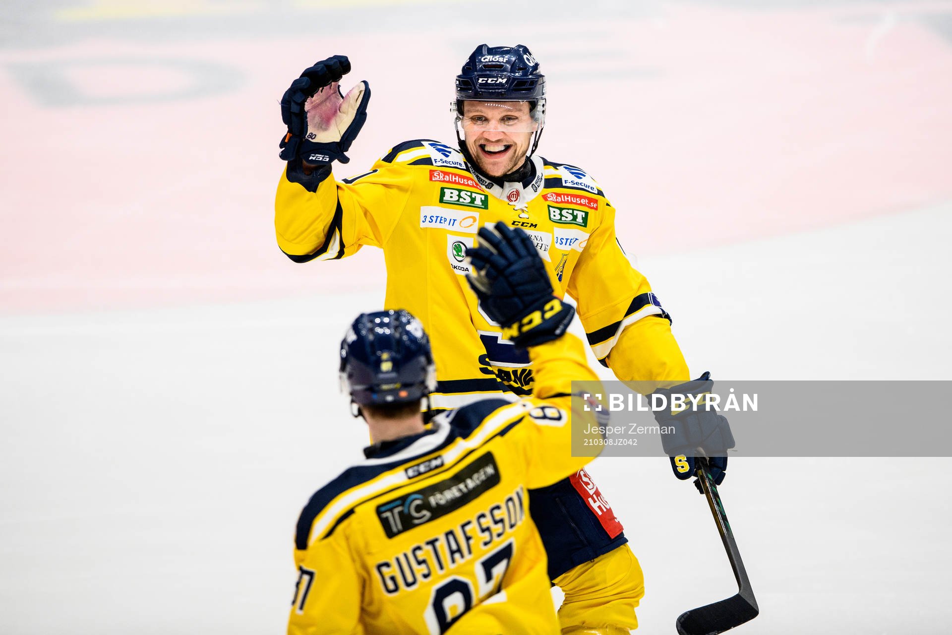Södertäljes Ludwig Blomstrand jublar med Hugo Gustafsson