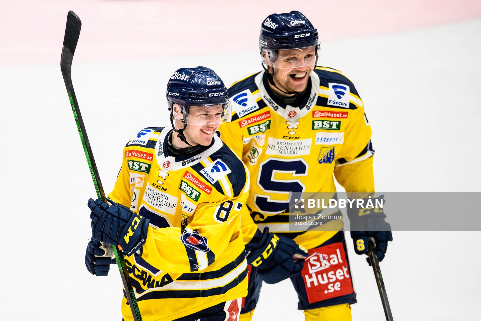Södertäljes Hugo Gustafsson (v) jublar