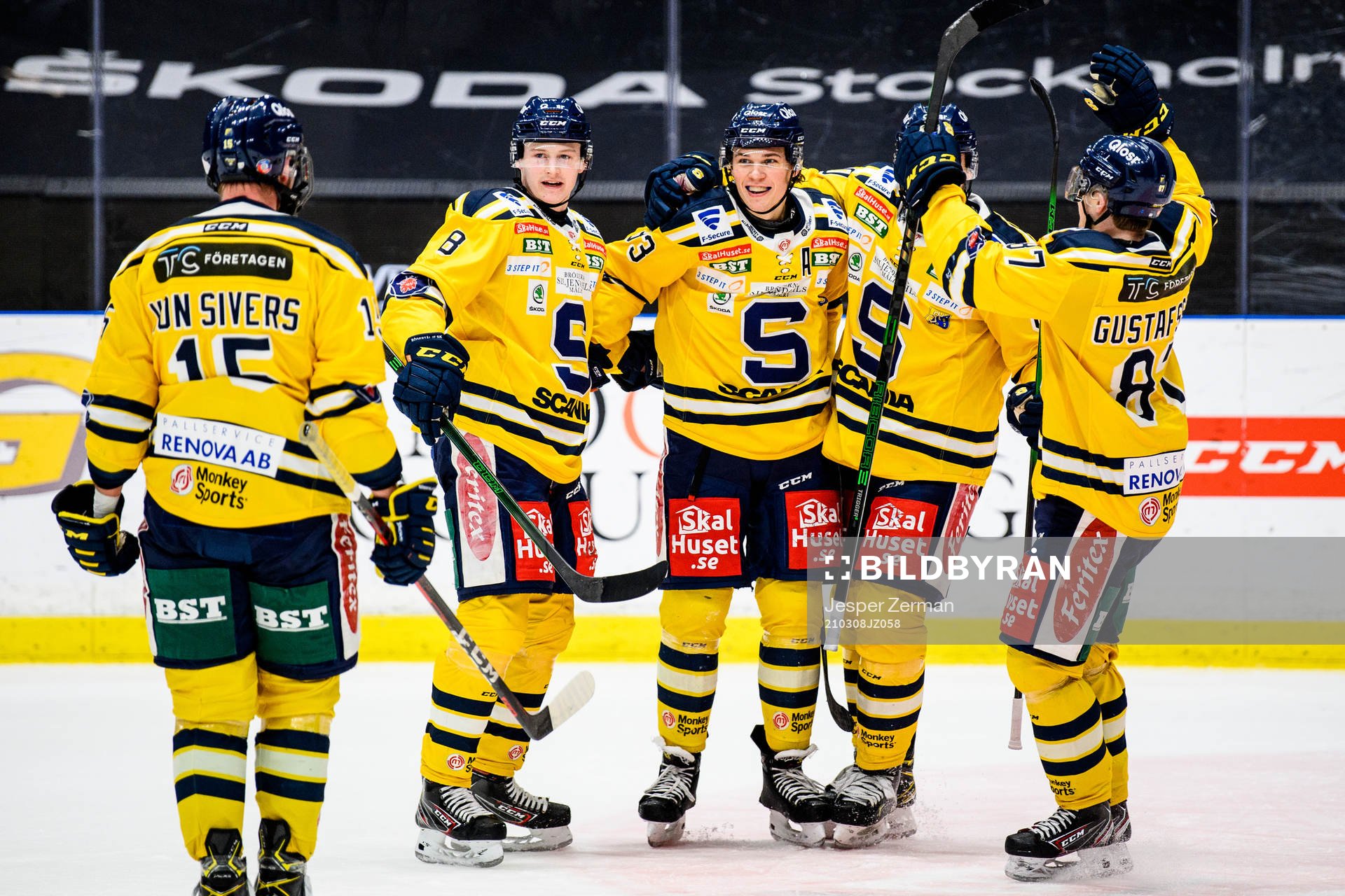 Södertäljes Måns Lindbäck jublar med lagkamrater