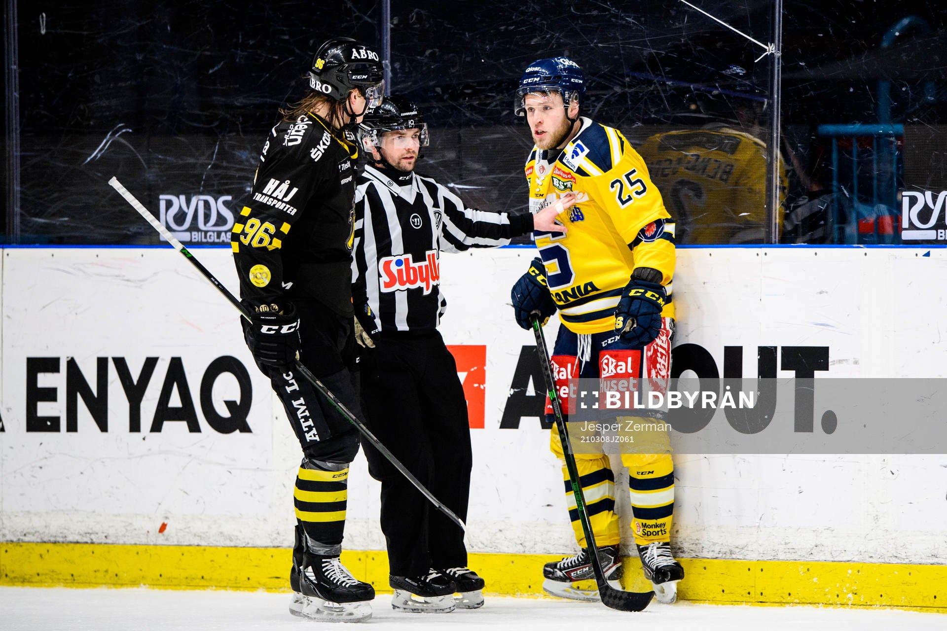 s Anton Karlsson och Södertäljes Christopher Bengtsson i