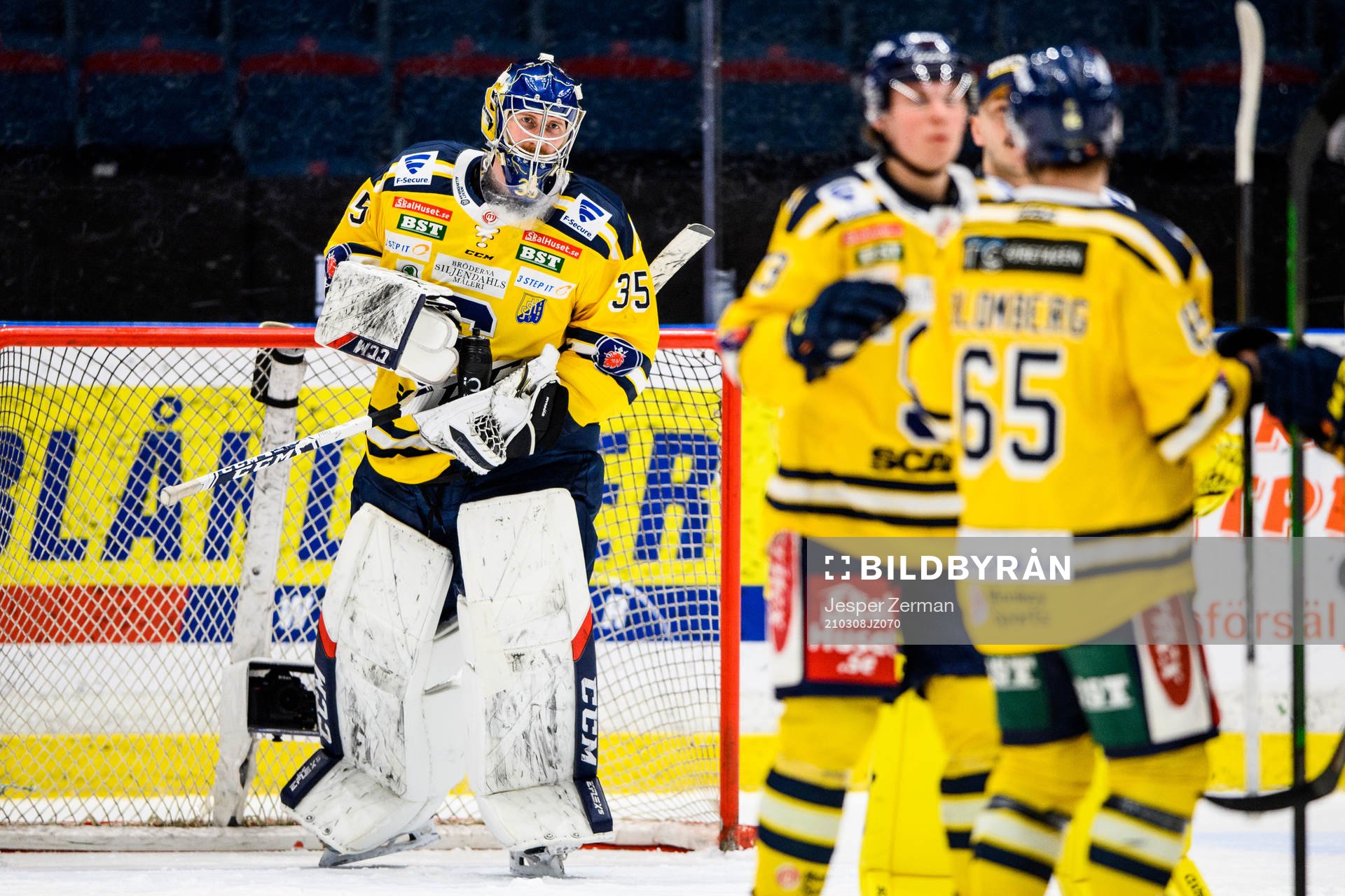Södertäljes målvakt Jussi Rynnäs jublar