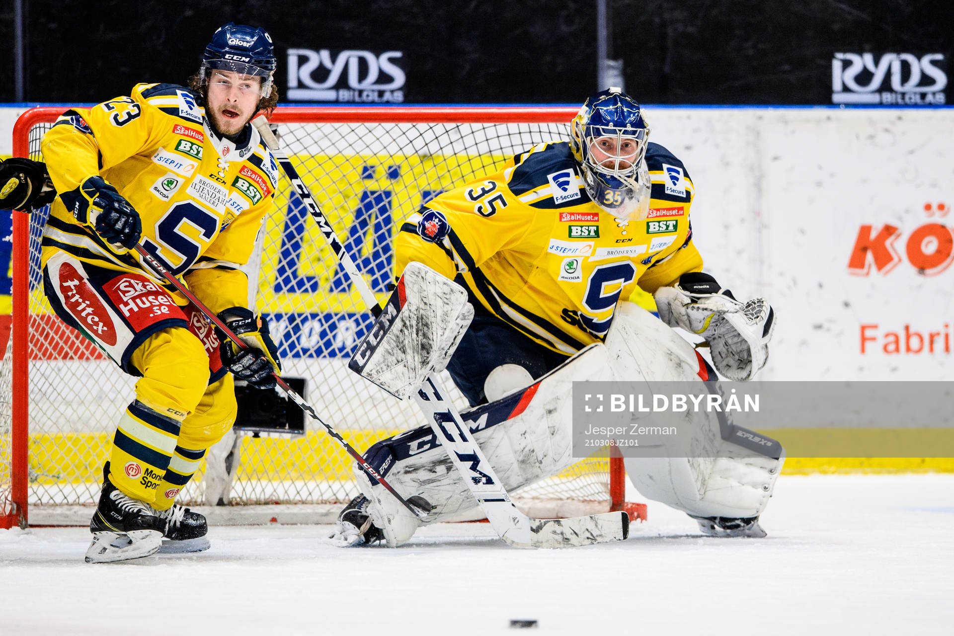 Södertäljes Bobbo Petersson och målvakt Jussi Rynnäs