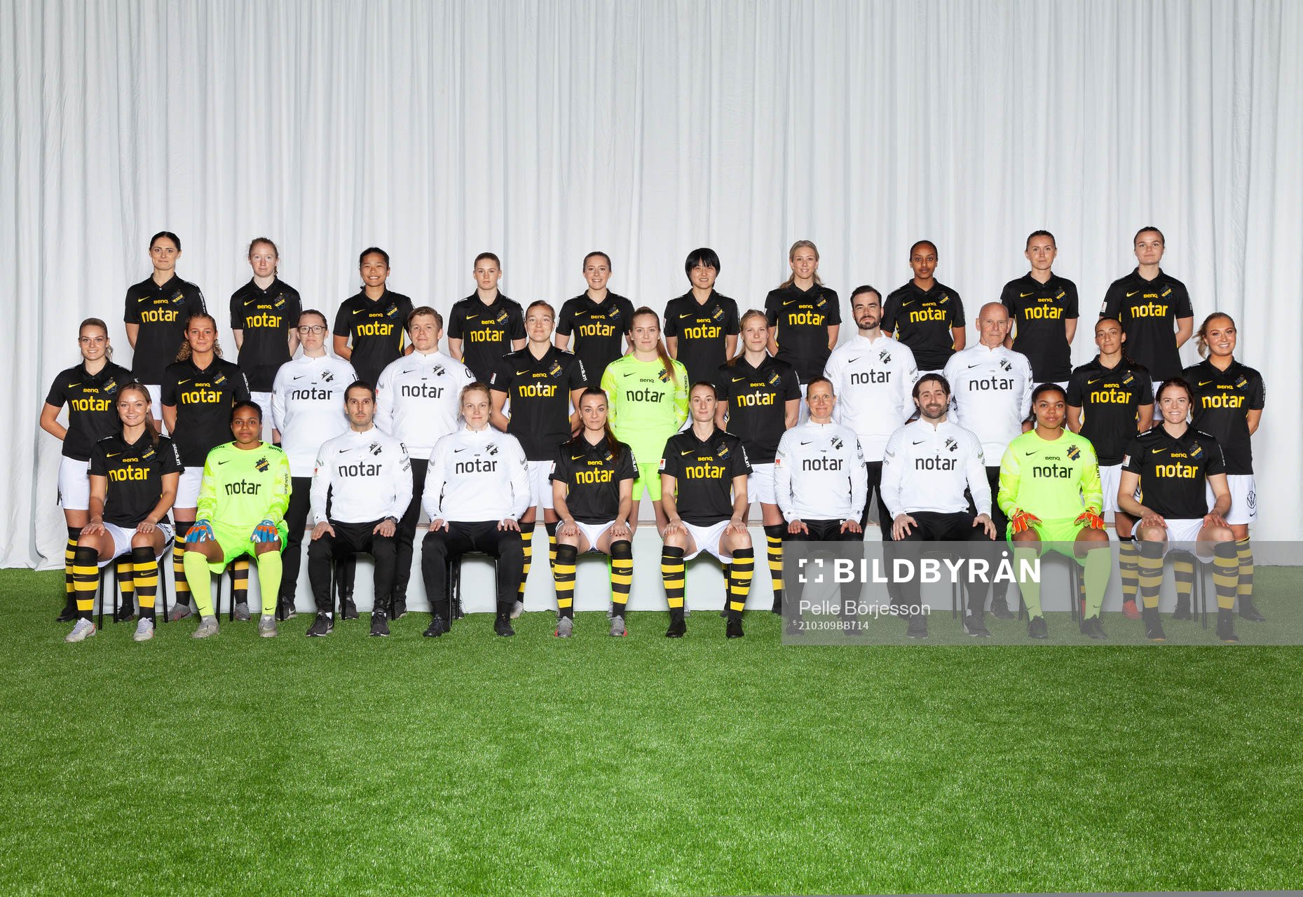 AIK poserar för en lagbild den 9 mars 2021 i Stockholm. Bakre ledet från vänster: Linda Hallin, Caroline Murray, Piyatida Somkumpee, Emelie Jansson, Clara Härdling, Honoka Hayashi, Nora Rönnfors, Arsema Weldai, Adelisa Grabus, Johanna Lindell. Mittenledet från vänster: Emma Becker, Julia Laukström, lagledare Ida Ahlberg, fysioterapeut Oskar Ek, Jenny Danielsson, Milla-Maj Majasaari, Emma Santamäki, idrottspsykolog Scott Swainston, materialare Lars Fremin, Rusul Rosa Kafaji, Elsa Törnblom von Schmalensee. Sittande från vänster: Evelina Finndell, Vendela Persbeck, fystränare Fredrik Devoto, chefstränare Maiju Ruotsalainen, Hallbera Gisladottir, manager Anne Mäkinen, målvaktstränare Max Bergander, Serina Backmark, Sara Nordin.