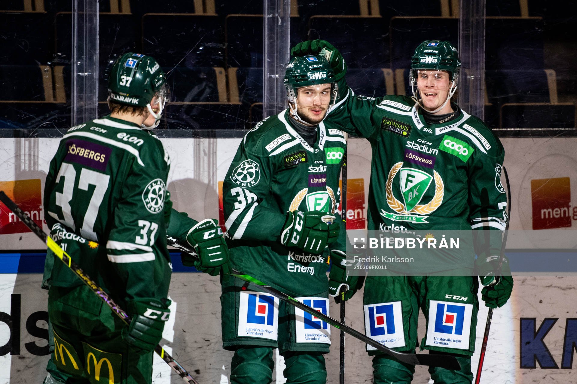 Färjestads Jakob Forsbacka Karlsson jublar tillsamans med