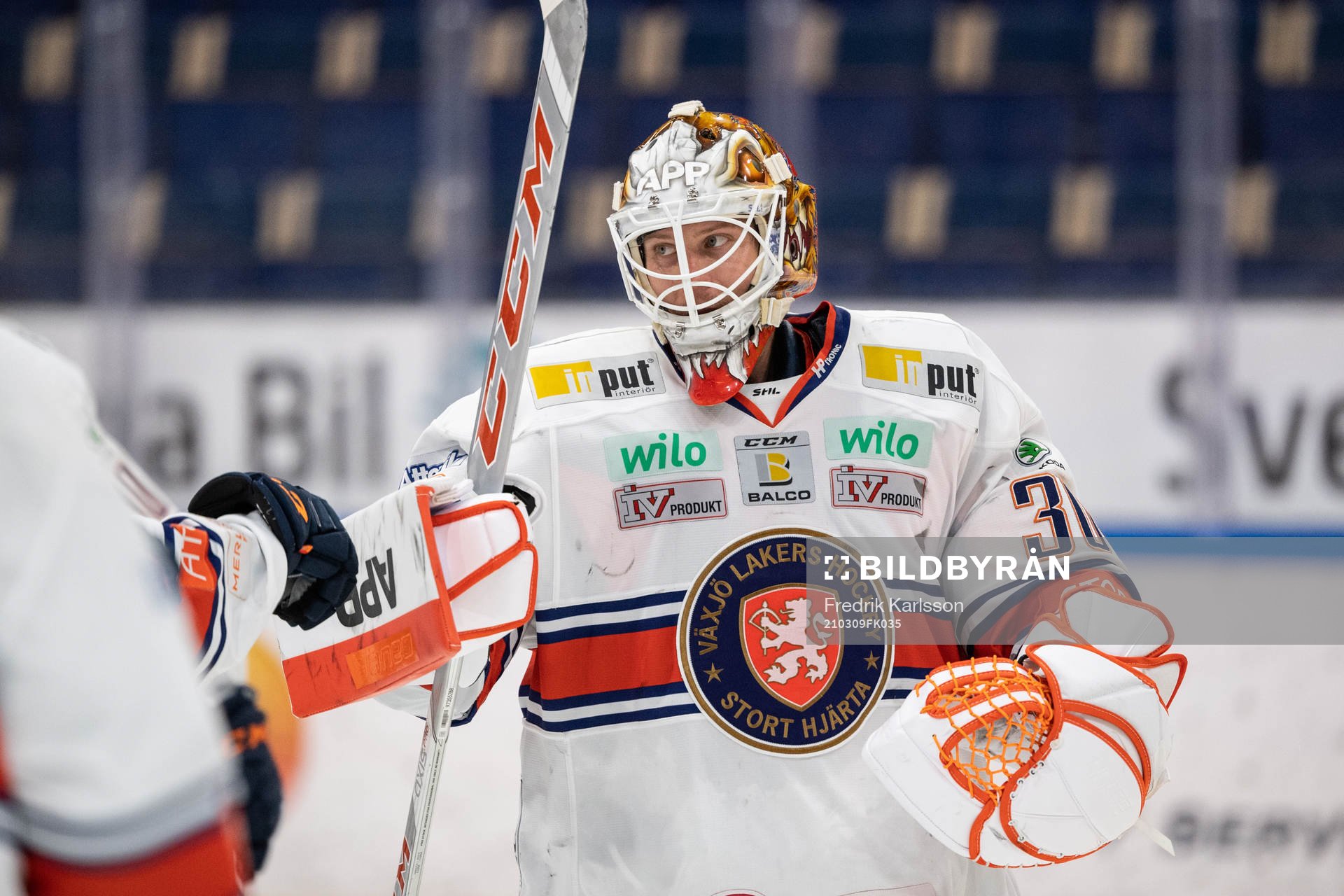 Växjös målvakt Viktor Fasth jublar