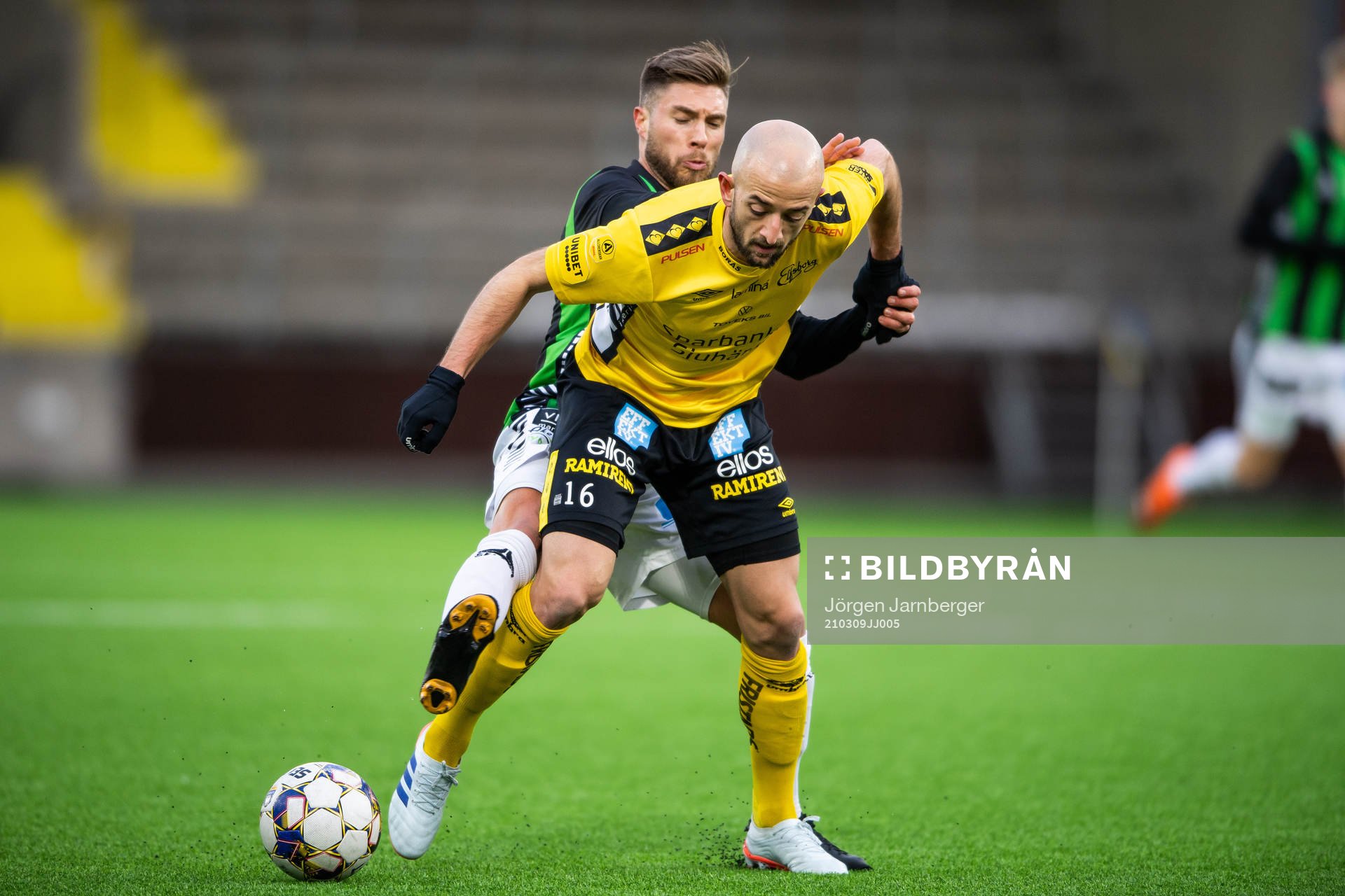 Elfsborgs Robert Gojani och GAIS Nikola Ladan