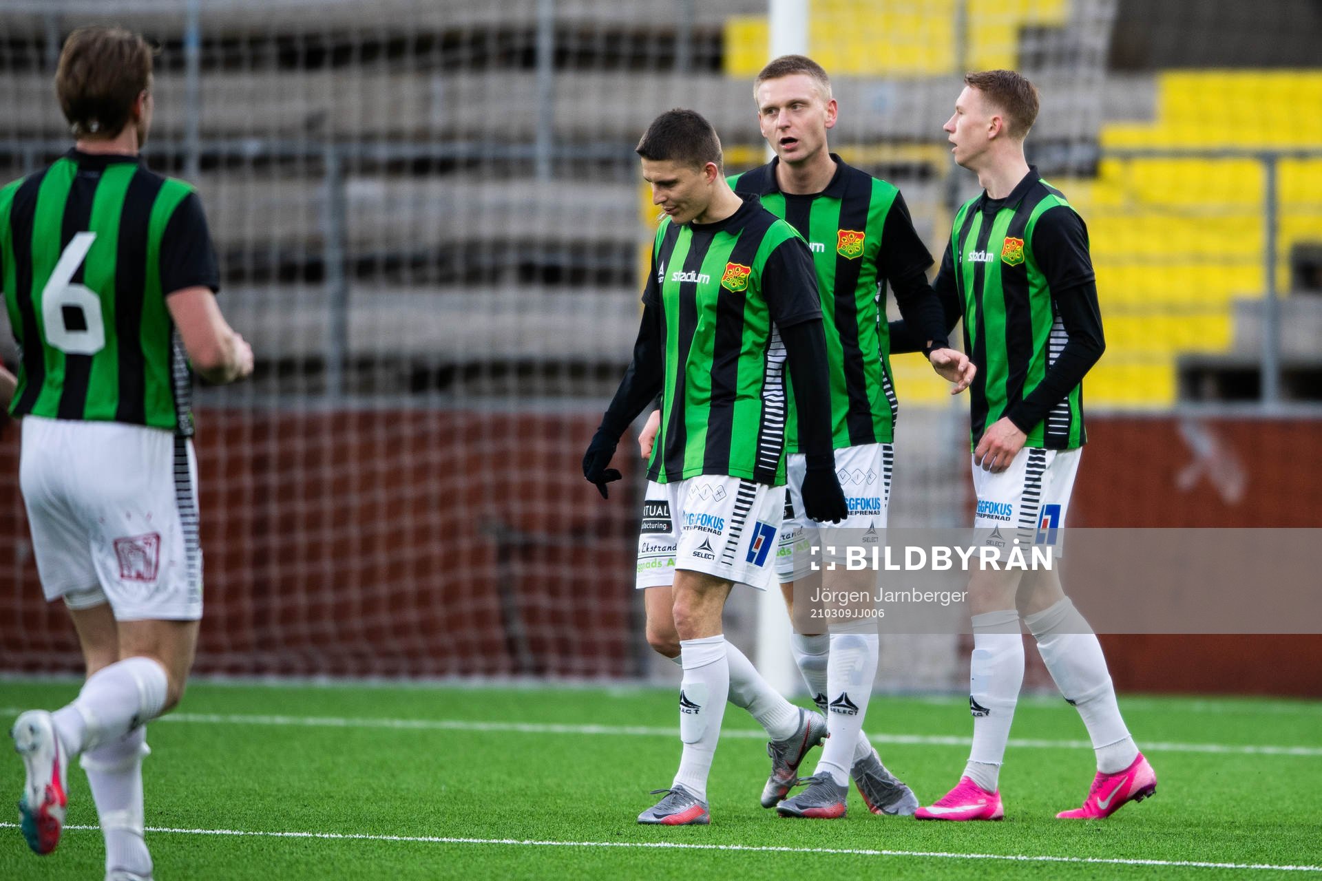 GAIS Julius Lindberg jublar med lagkamrater