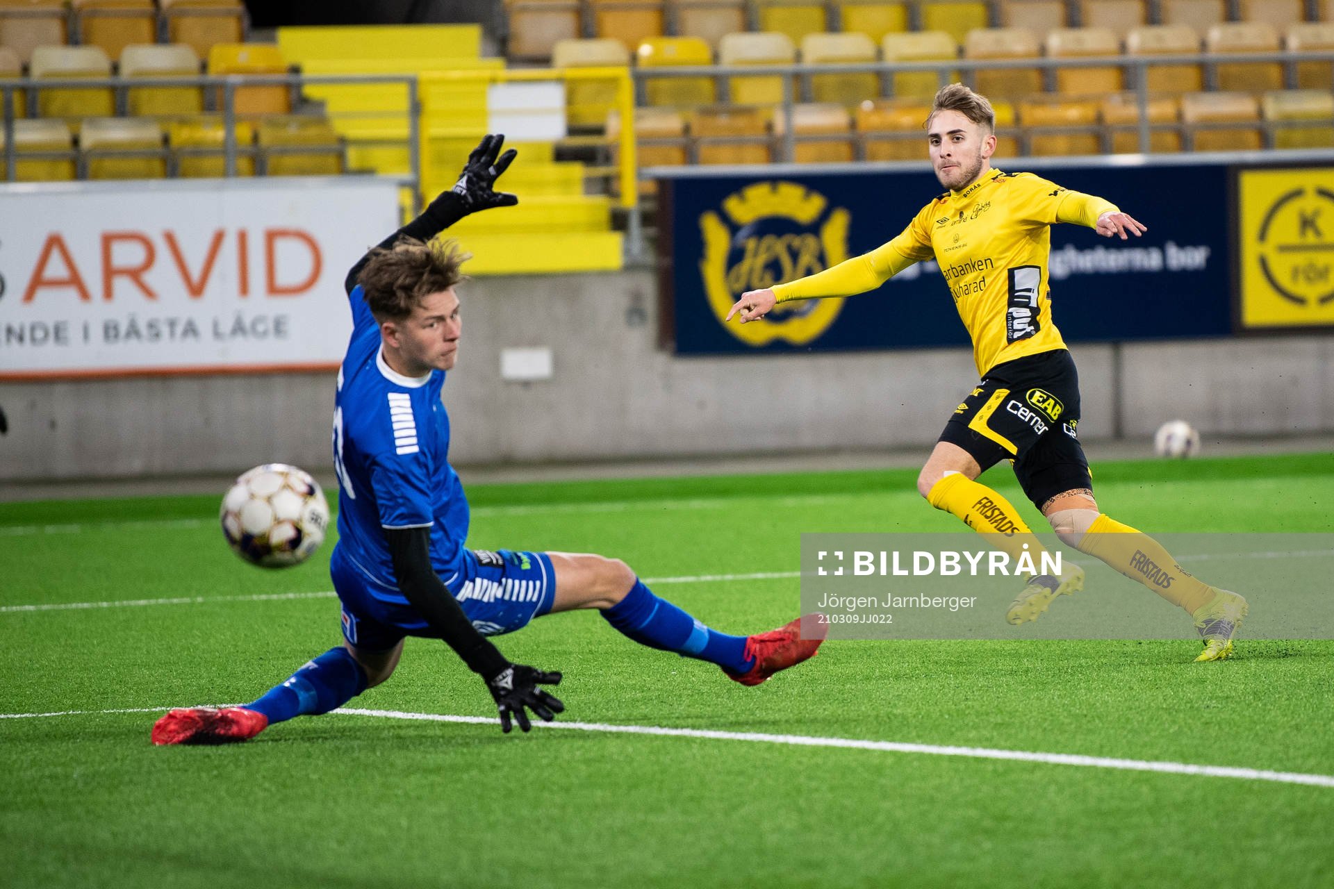 Elfsborgs Jack Cooper Love gör mål på GAIS målvakt Erik