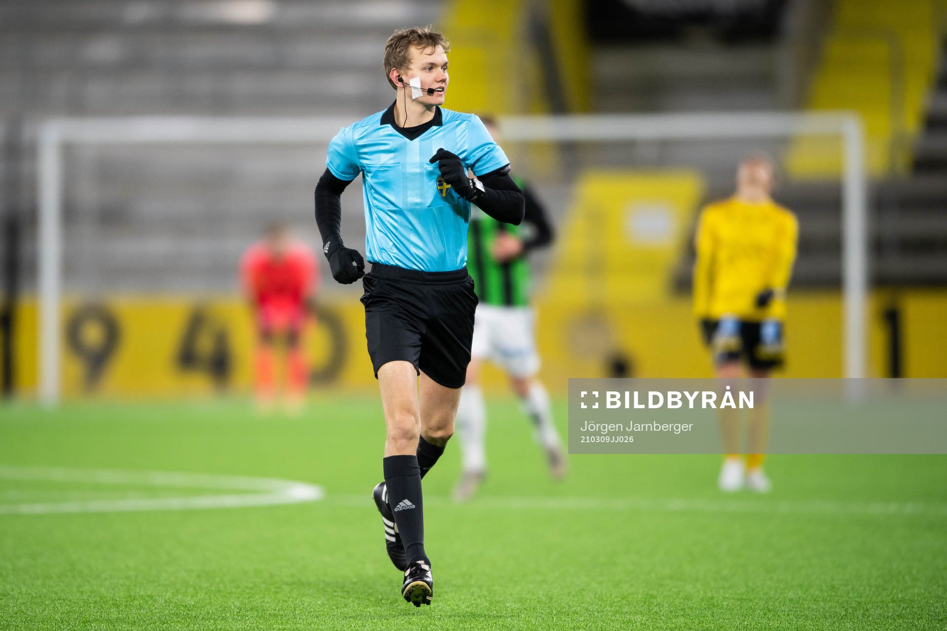 Domare Fredrik Alknäs under fotbollsmatchen i U21 Allsvenskan mellersta mellan Elfsborg och GAIS den 9 mars 2021 i Borås. 