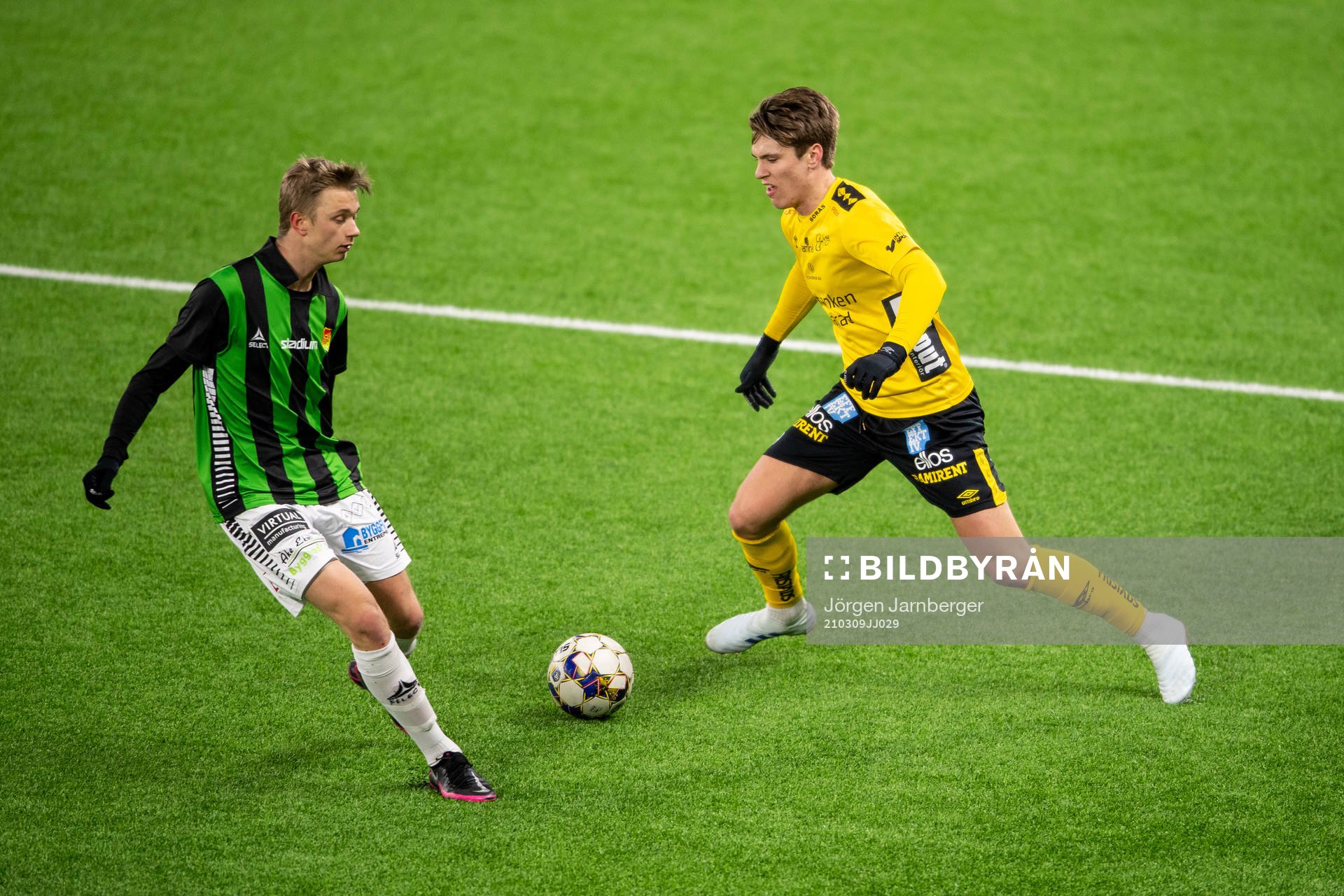 GAIS Theodore Persson och Elfsborgs Oliver Zandén under fotbollsmatchen i U21 Allsvenskan mellersta mellan Elfsborg och GAIS den 9 mars 2021 i Borås.