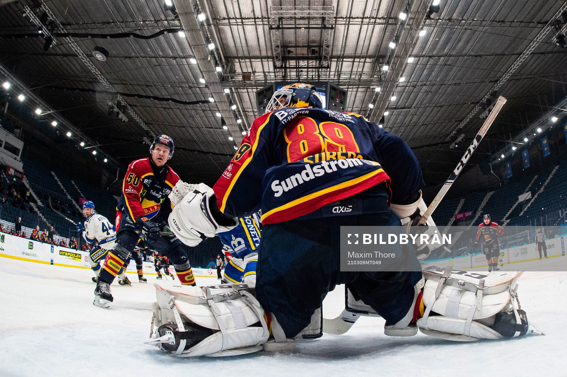 Djurgårdens Tobias Ekberg och målvakt Niklas Svedberg ser