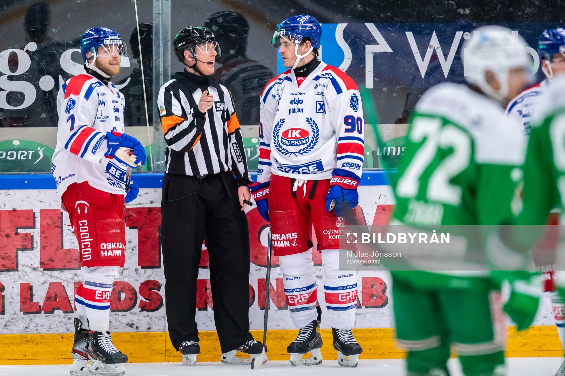 Domare Mikael Holm i diskussion med Oskarshamns Adam