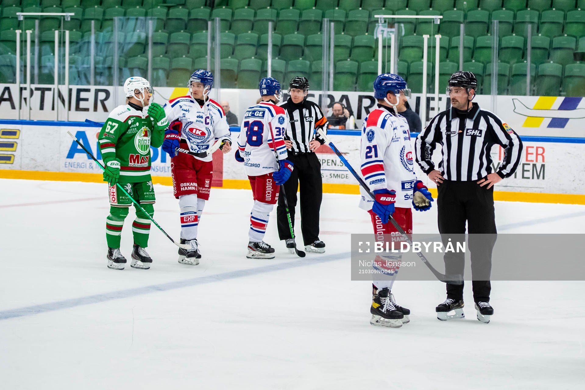 Oskarshamns Nichlas Torp och Brian Cooper i diskussion med
