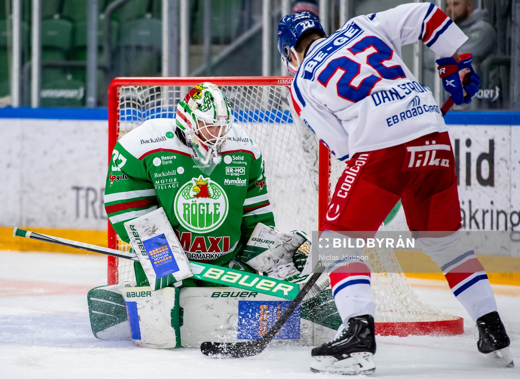Rögles målvakt Johan Gustafsson räddar Oskarshamns John
