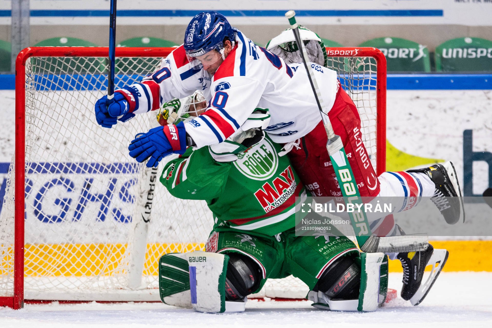 Oskarshamns Lance Bouma och Rögles målvakt Johan