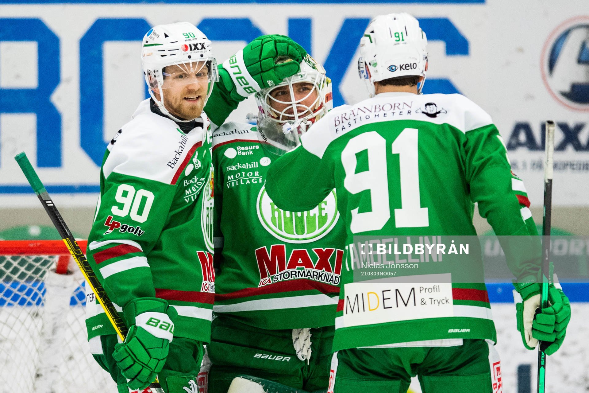 Rögles Ted Brithén och målvakt Johan Gustafsson jublar