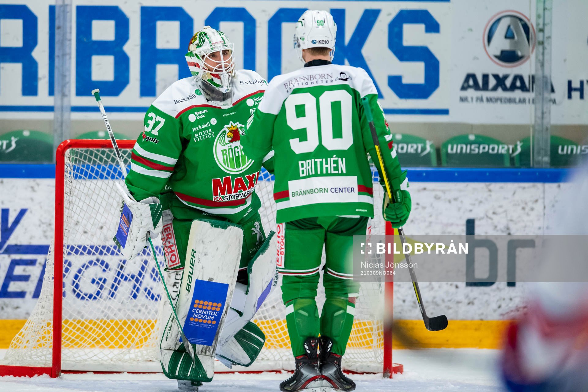 Rögles målvakt Johan Gustafsson jublar