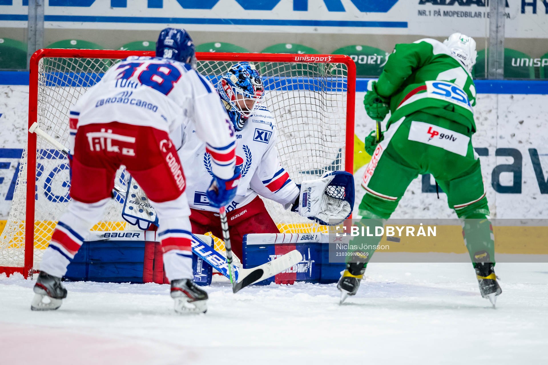 Oskarshamns målvakt Joe Cannata räddar Rögles Olli