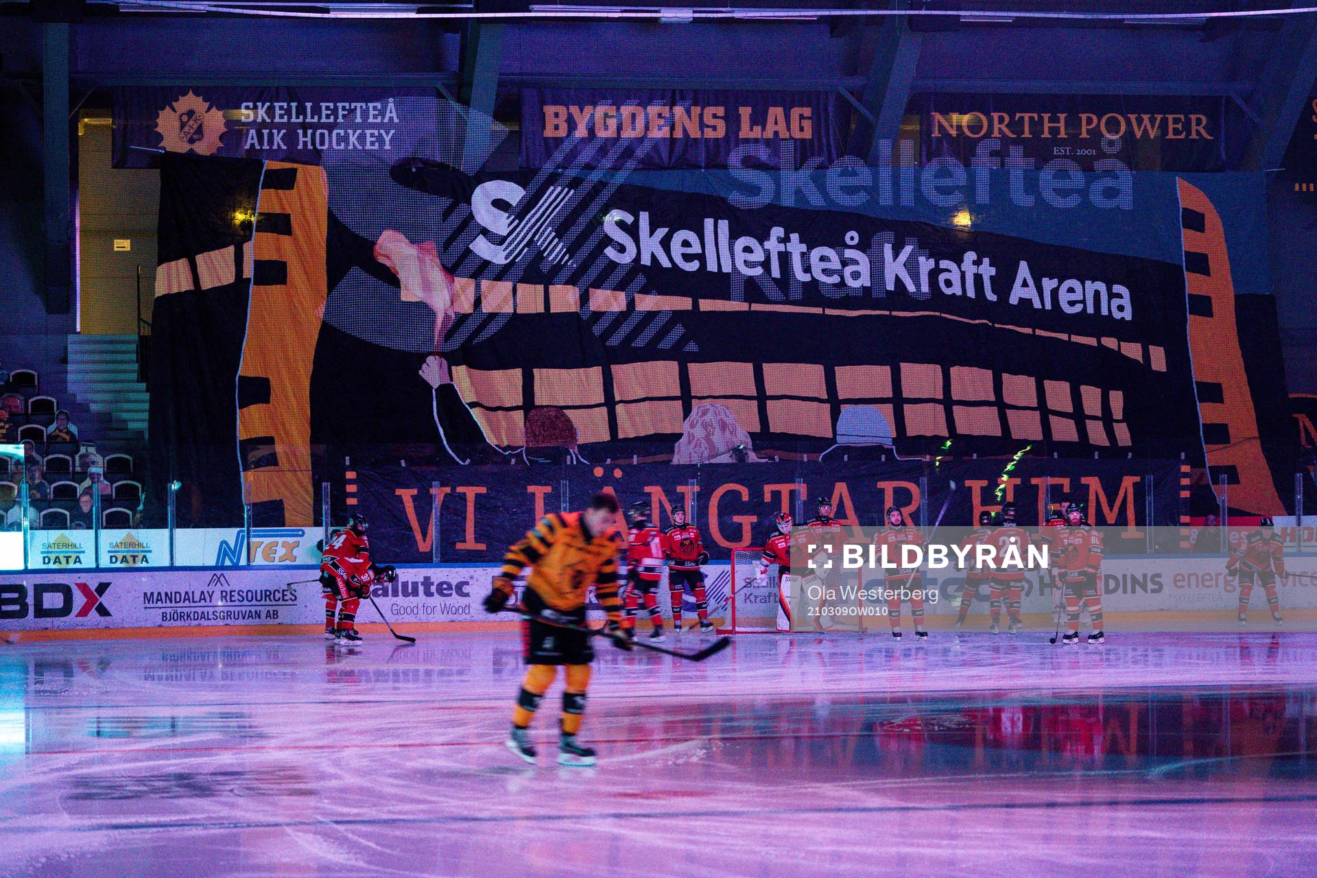 Tifo med texten ”Vi längtar hem” före ishockeymatchen
