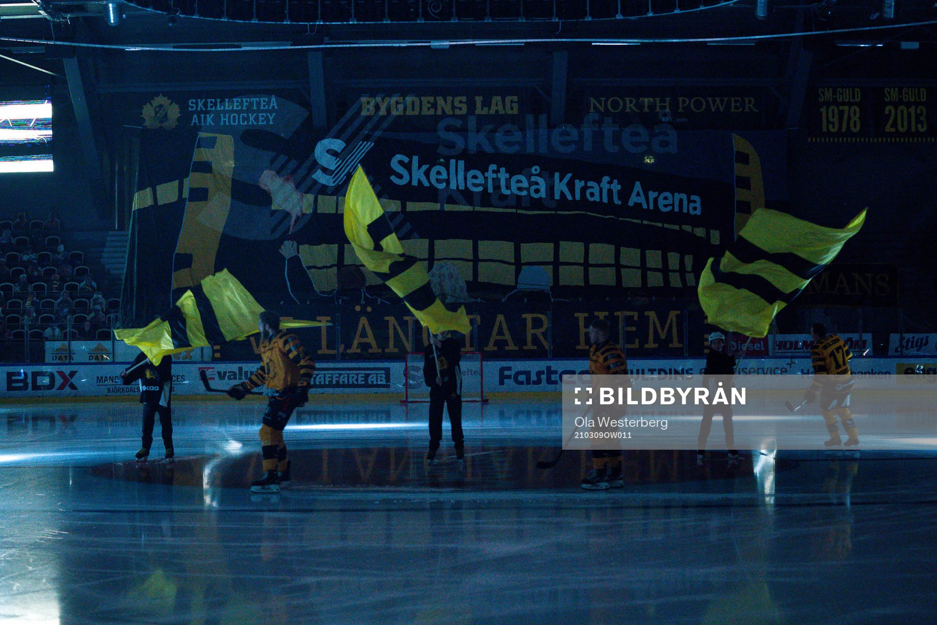 Tifo med texten ”Vi längtar hem” före ishockeymatchen