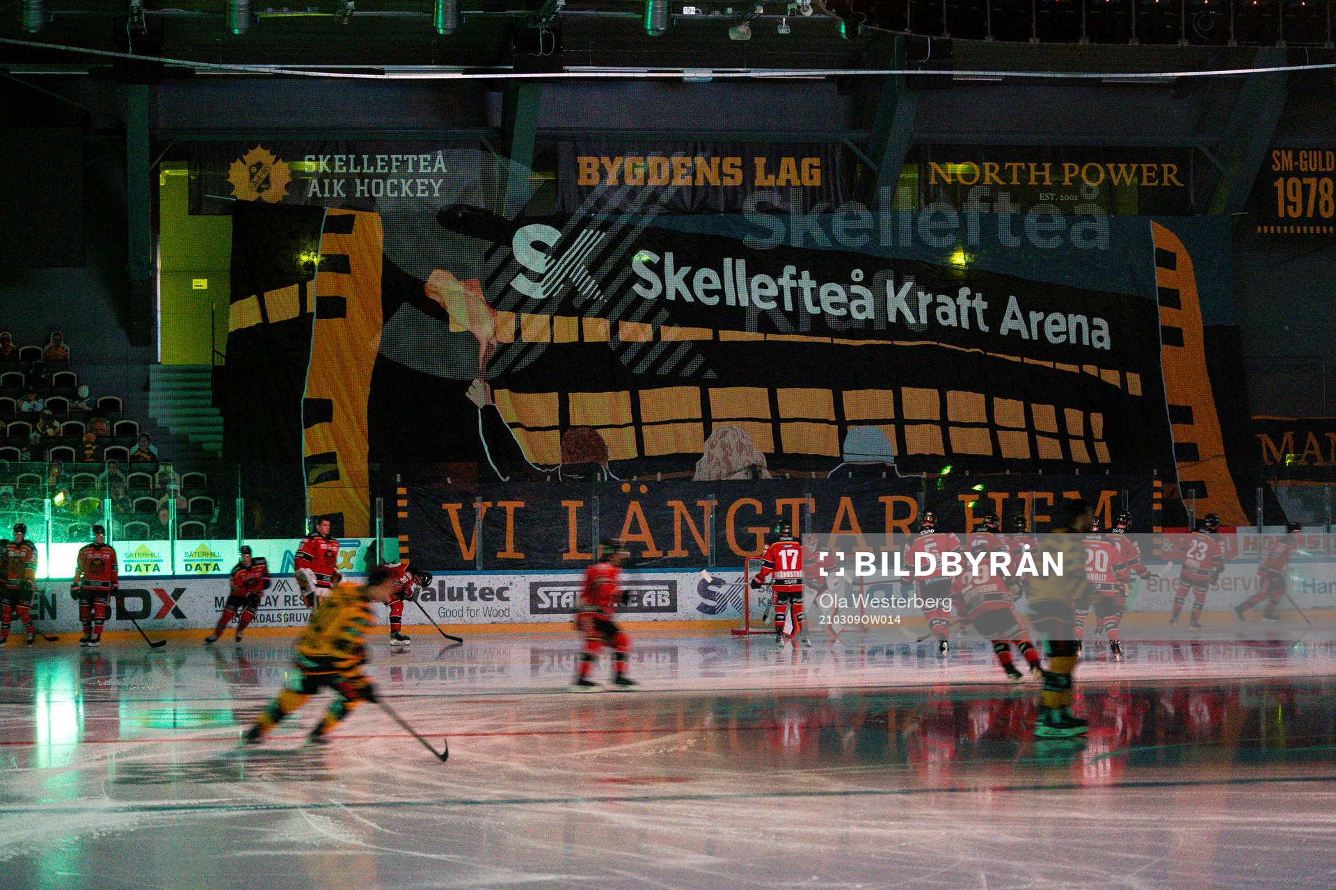 Tifo med texten ”Vi längtar hem” före ishockeymatchen
