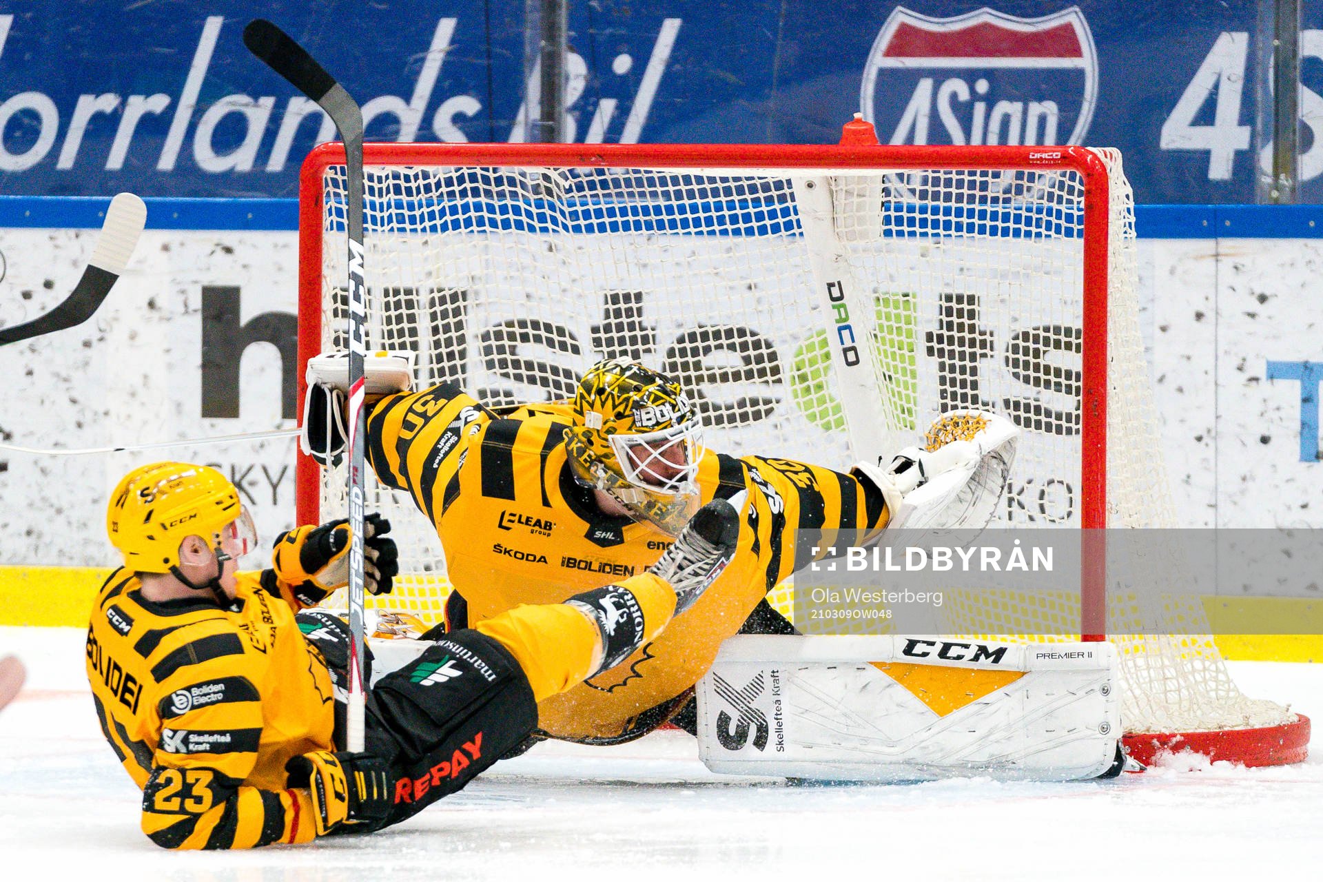 Skellefteås målvakt Gustaf Lindvall  och Jacob Andersson
