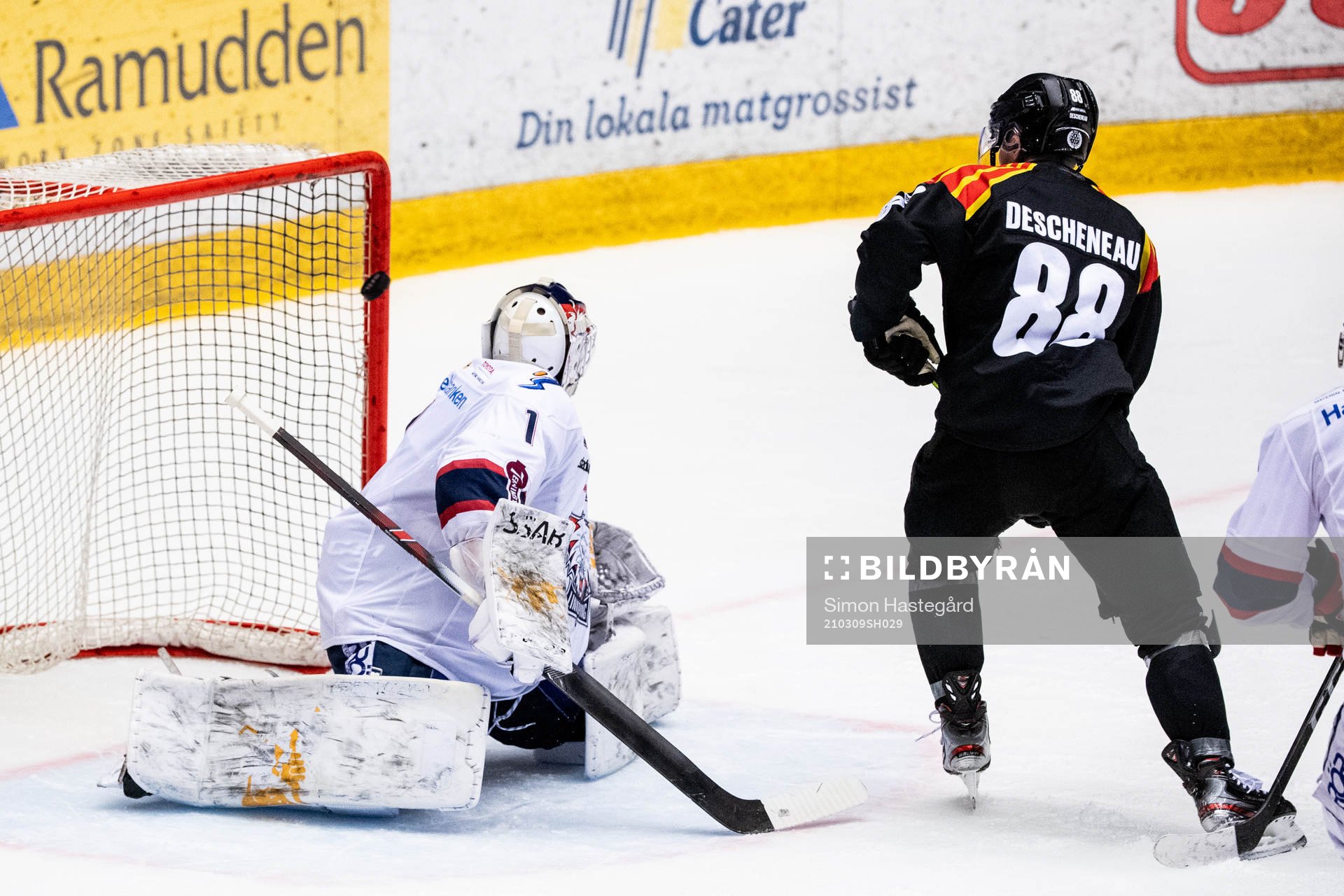 Brynäs Jaedon Descheneau gör 1-1 på Linköpings målvakt