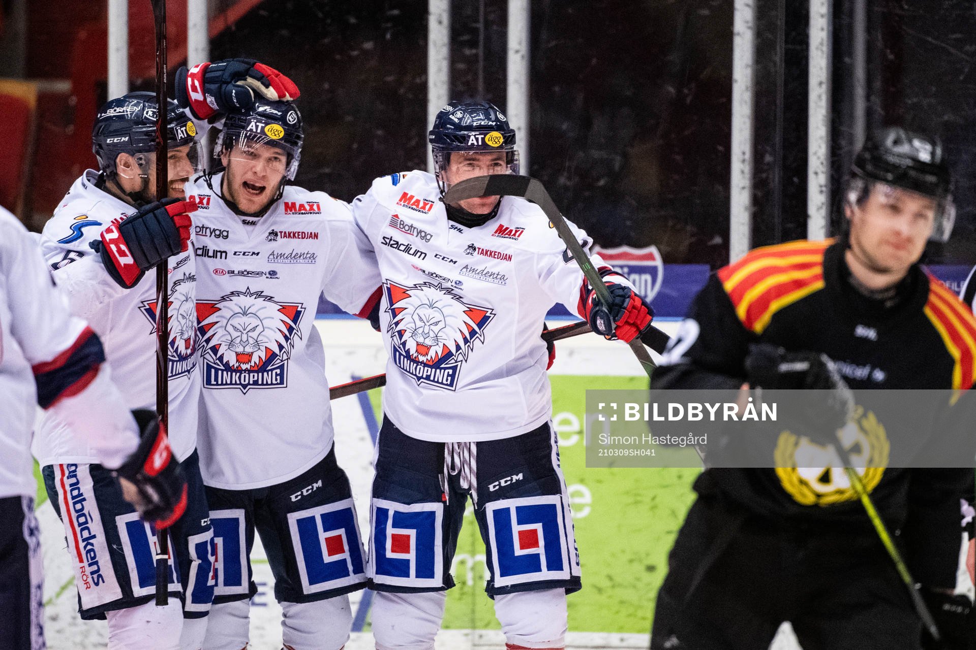 Linköpings Niko Ojamäki jublar med Broc Little