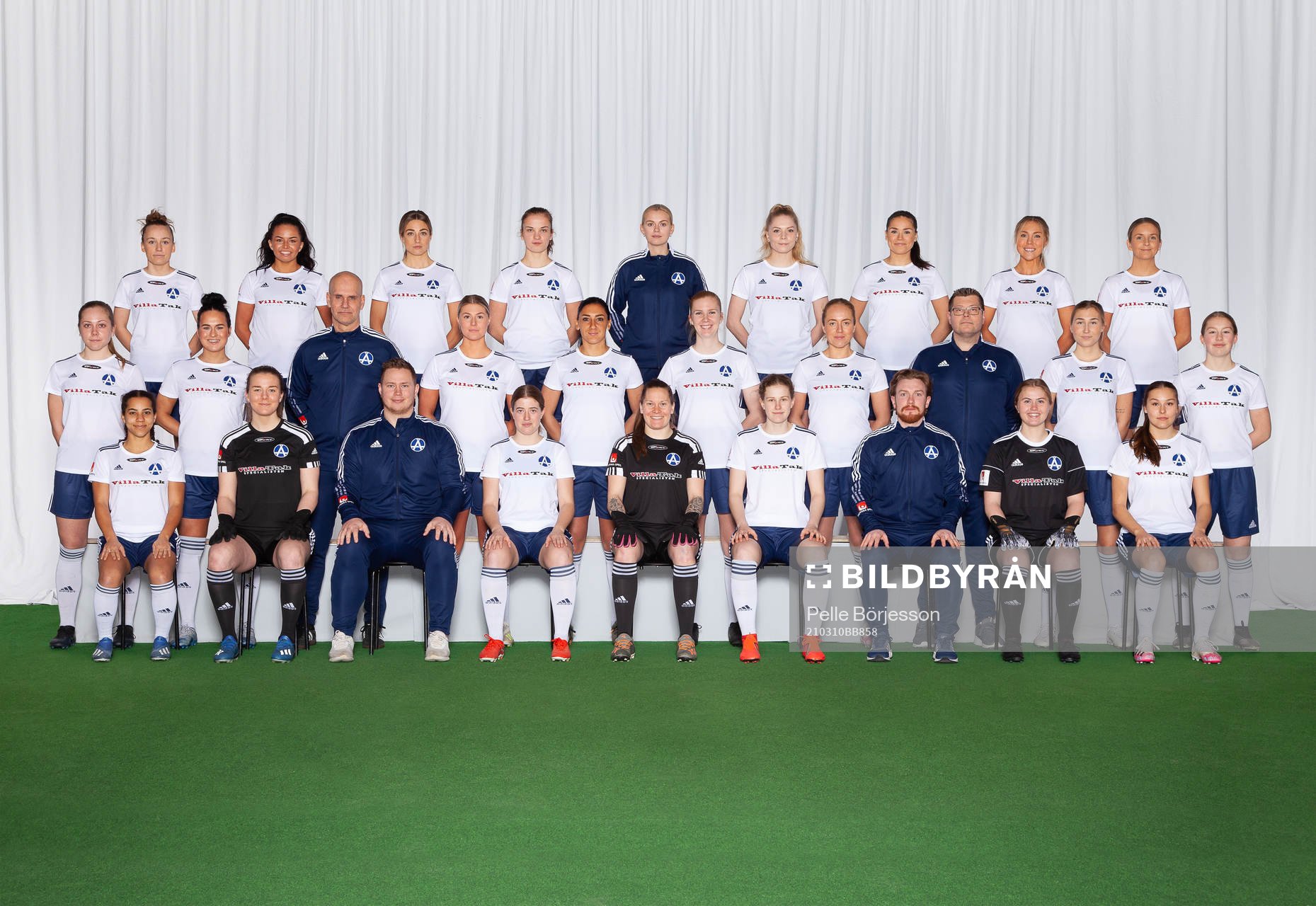 Älvsjö poserar för en lagbild den 10 mars 2021 i Stockholm. Bakre ledet från vänster: Magda Le Therisien, Anna Björklund, Jennie Hällström, Najda Fernström, fysioterapeut Caroline Svedjeby, Moa Liwendahl, Amanda Frank, Marie Segerholm, Ellinor Johansson. Mittenledet från vänster: Alice Bergström, Linda Nieminen, assisterande tränare Peter Salomonsson, Zabrina Koont, Maria Poli, Linn Bogren, Alice Ahlberg, lagledare Larry Koont, Klara Ovefelt, Moa Ekmyr Garpenbeck. Sittande från vänster: Naomi Okhiria, Elsa Netz, assisterande tränare Niclas Hedström, Ylva Rodriguez Tidevall, Caroline Forsgren, Wilma Jansson, huvudtränare Fredrik Andersson, Caroline Malmliden, Victoria Heikfolk.