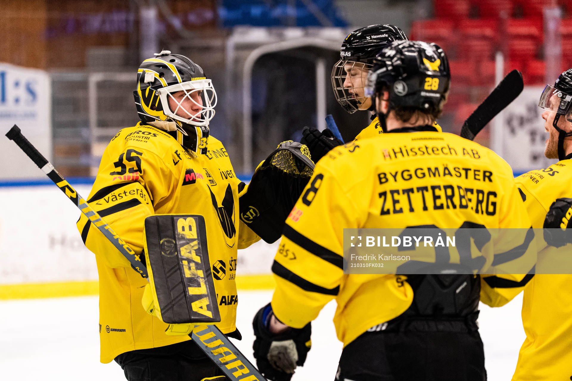 Västerås målvakt Emil Kruse jublar med lagkamrater