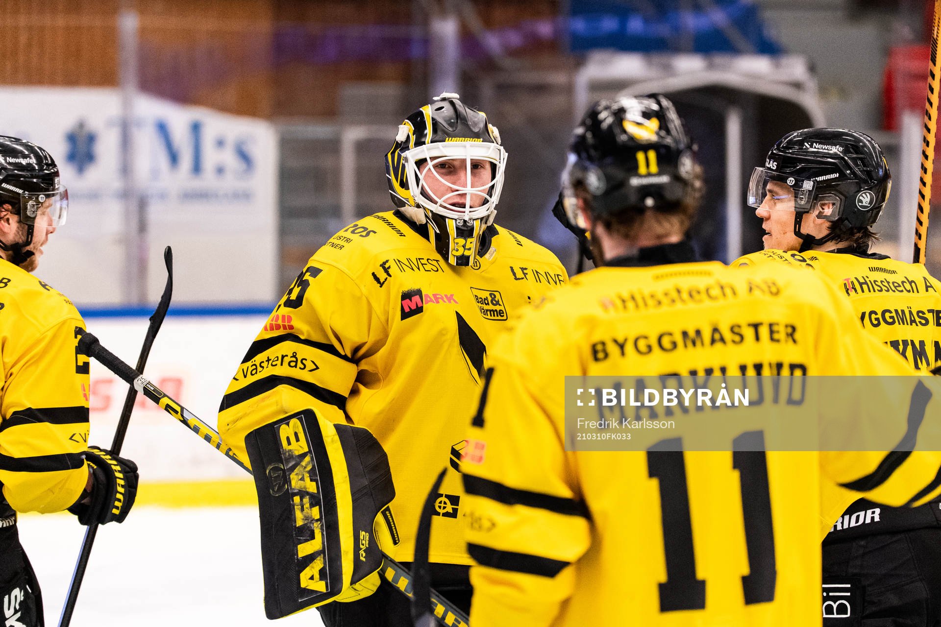 Västerås målvakt Emil Kruse jublar med lagkamrater