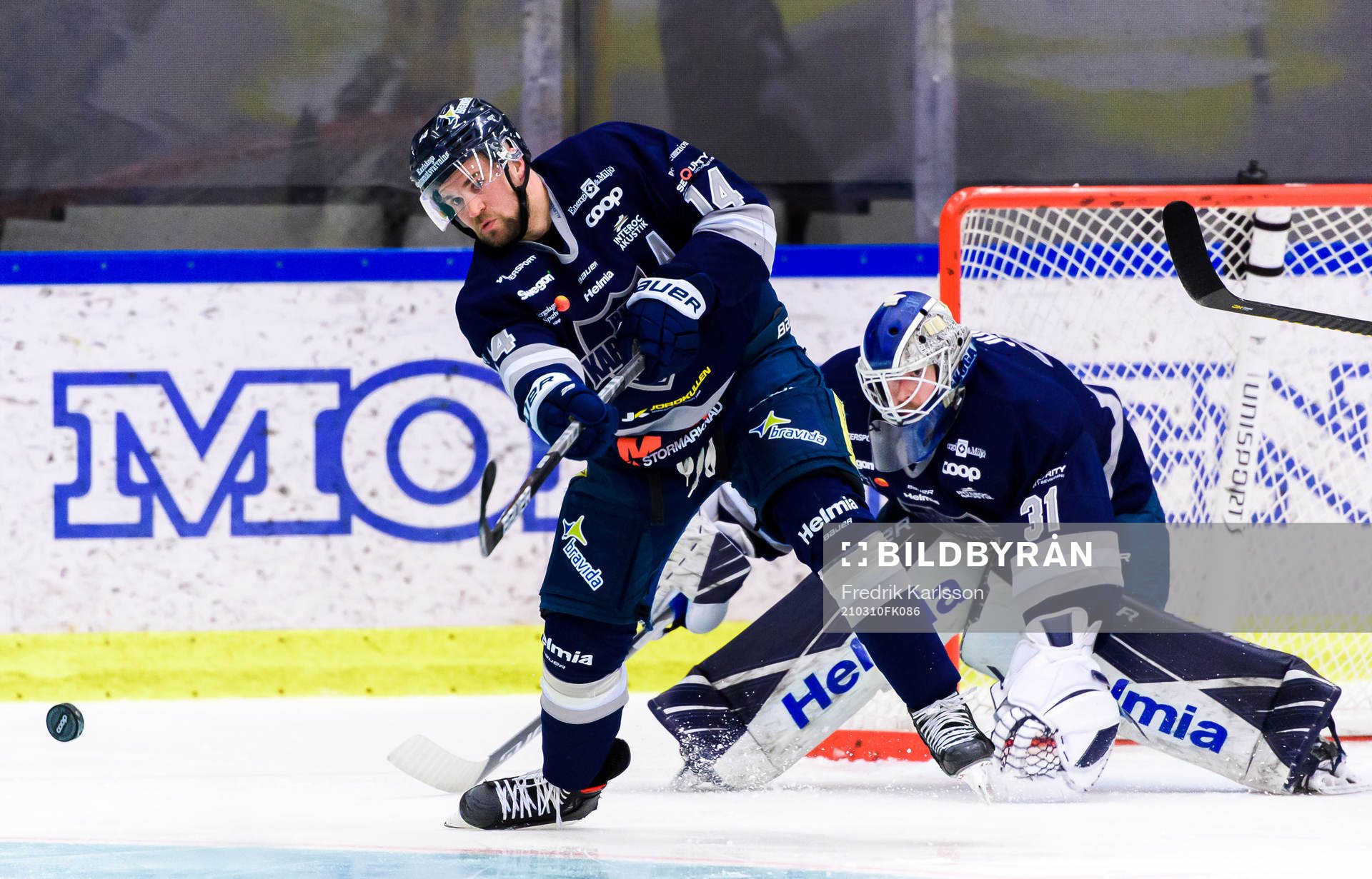 Karlskogas Henrik Björklund och målvakt Tim Juel