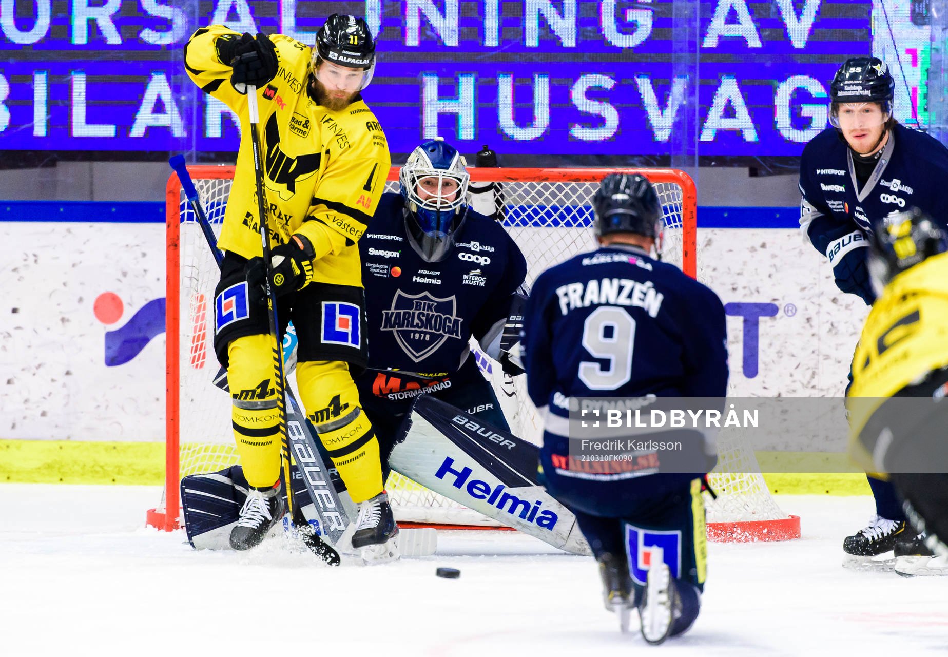 Västerås Sam Marklund och Karlskogas målvakt Tim Juel