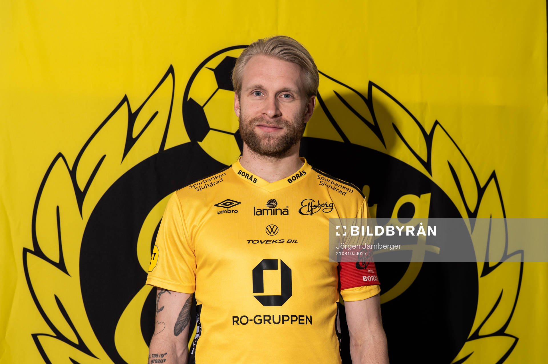 Elfsborgs herrlags lagkapten 2021 Johan Larsson poserar med kaptensbindeln under IF Elfsborgs årsmöte den 10 mars 2021 i Borås. 