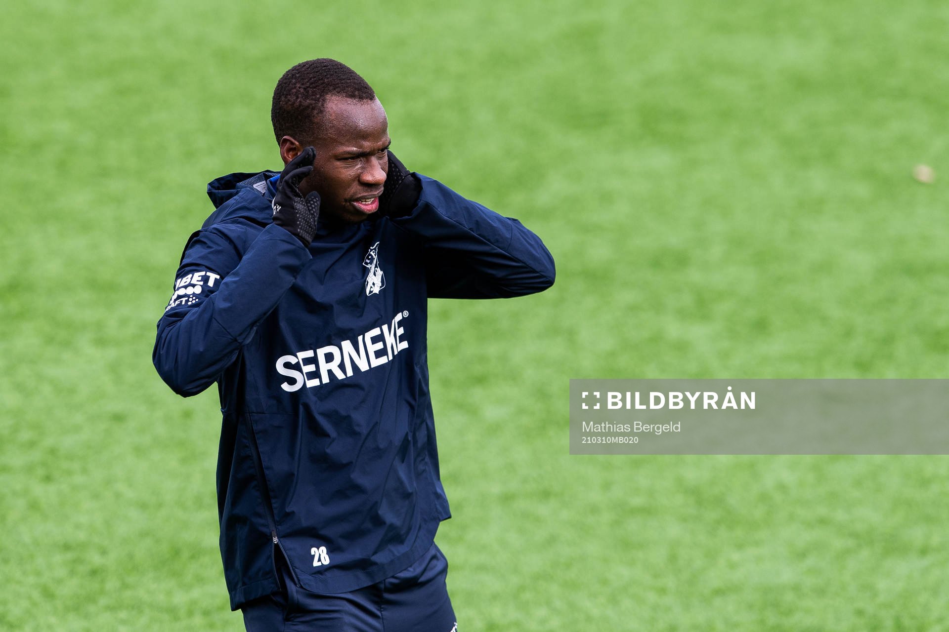 Alhassan Yusuf tar sig mot huvudet