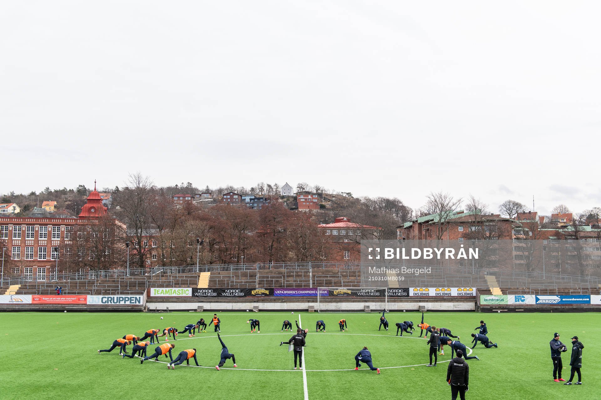 Spelarna stretchar under en fotbollsträning med IFK Göteborg den 10 mars 2021 i Göteborg. 
