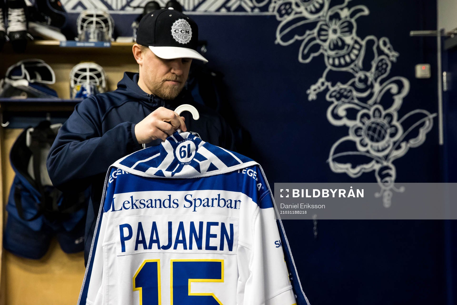 Leksands materialförvaltare Jesper Korning gör i ordning